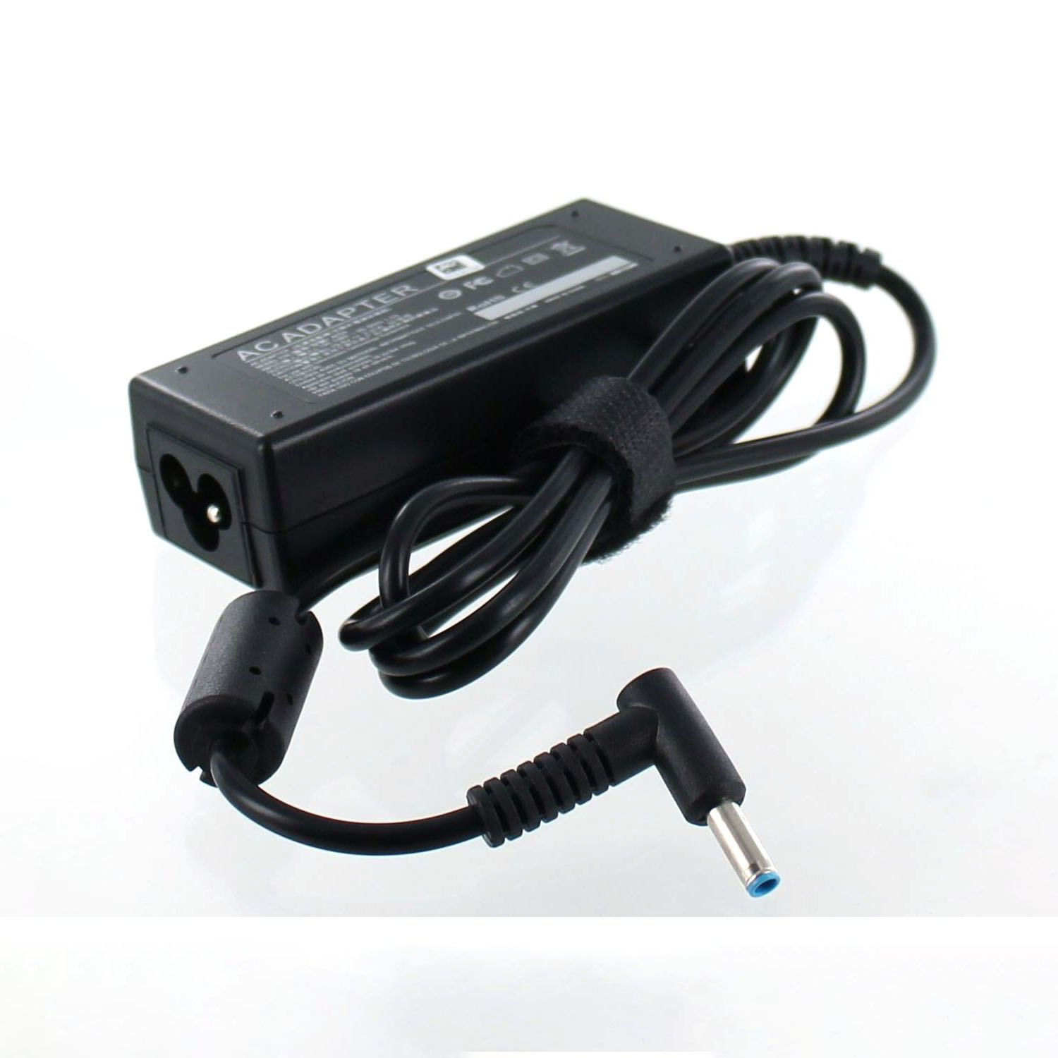 Schwarzes AC-Netzteil mit Netzkabel und blauem Stecker auf weißem Hintergrund.