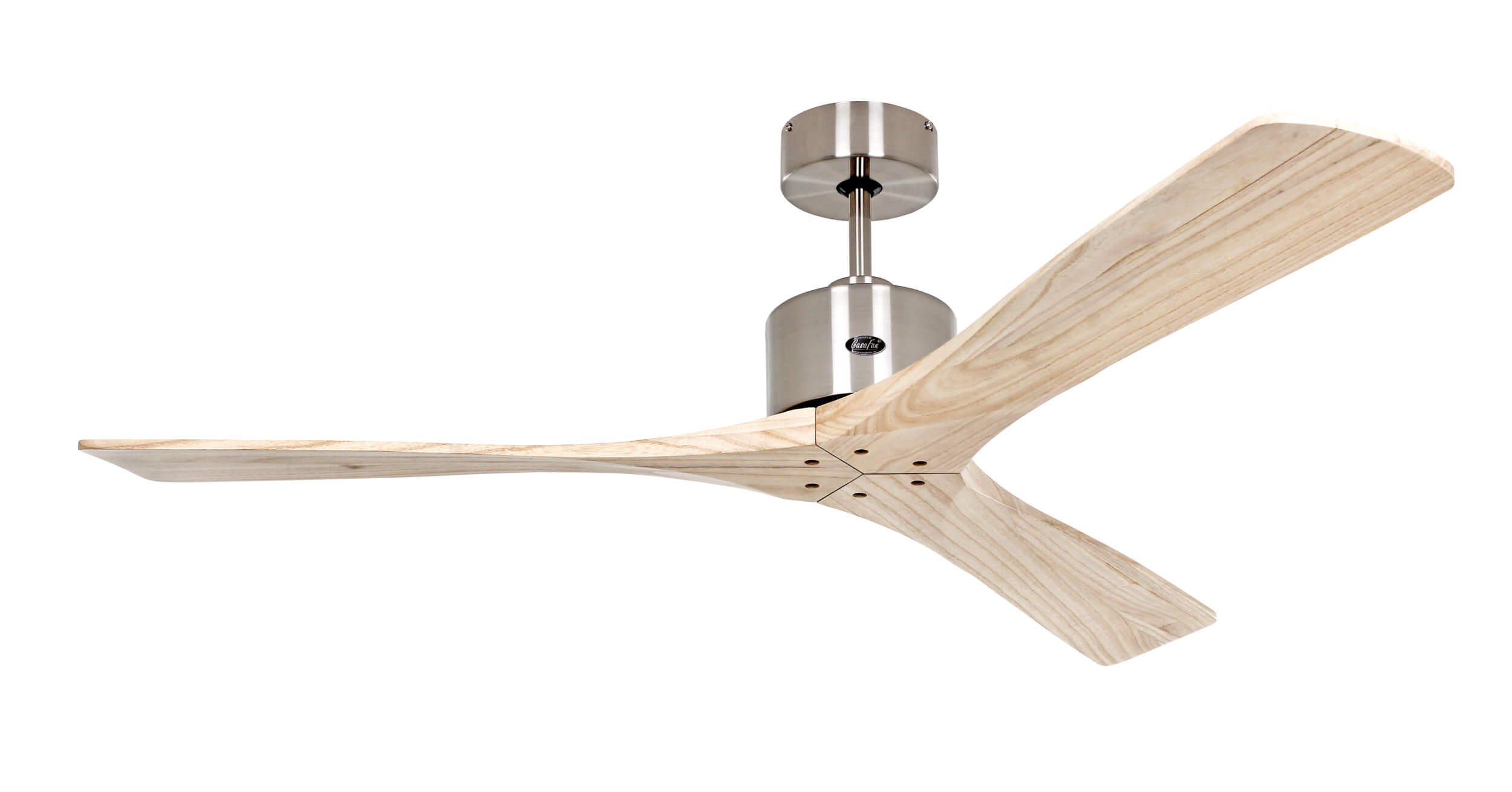 Ventilatore da soffitto con tre pale colorate chiare e un alloggiamento motore argentato. È su uno sfondo bianco.
