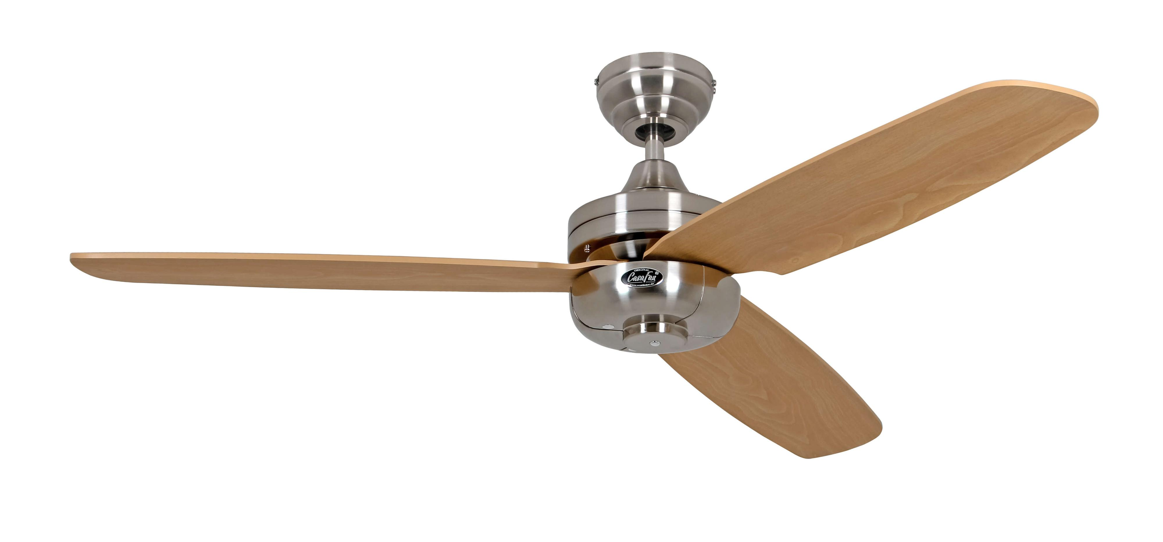 Deckenventilator mit drei Holzflügeln und einem silbernen Motorgehäuse. Weißer Hintergrund.
