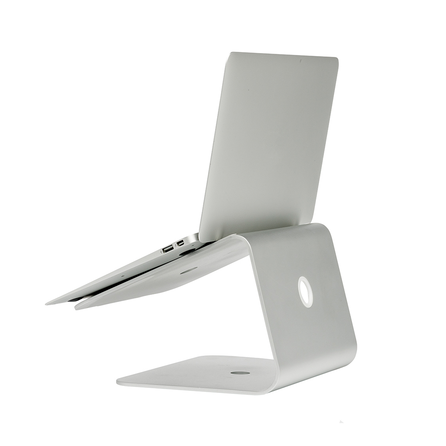 Ein silberner Laptop-Ständer mit einem Laptop darauf. Der Ständer ist gebogen und hat ein Loch in der Mitte.