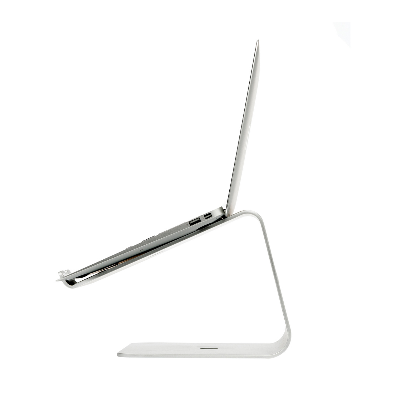 Ein Laptop auf einem silbernen Ständer. Der Laptop ist geöffnet, und der Ständer ist abgewinkelt und hält den Laptop schräg.