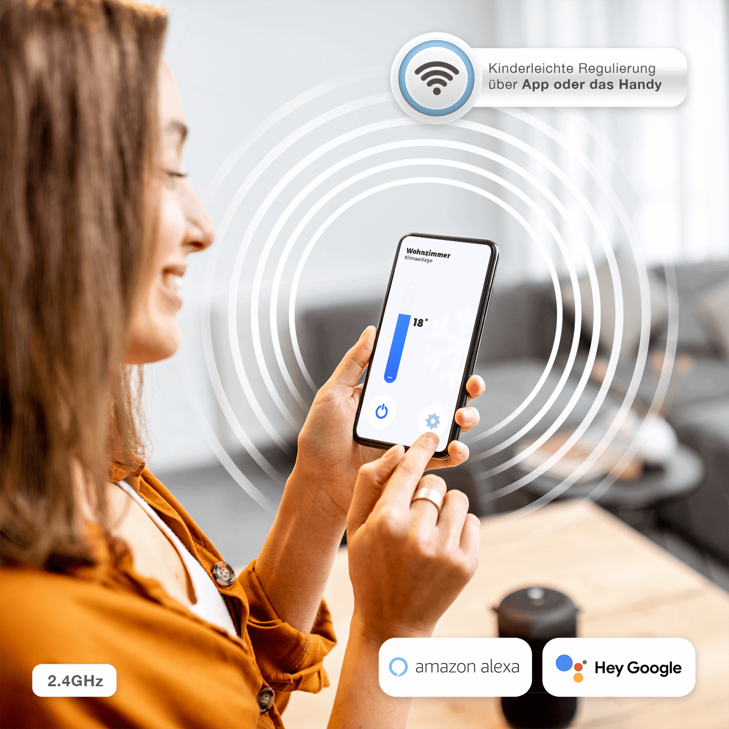 Frau hält Smartphone mit App-Oberfläche für Smart-Home-Einstellung und Smart Speaker.