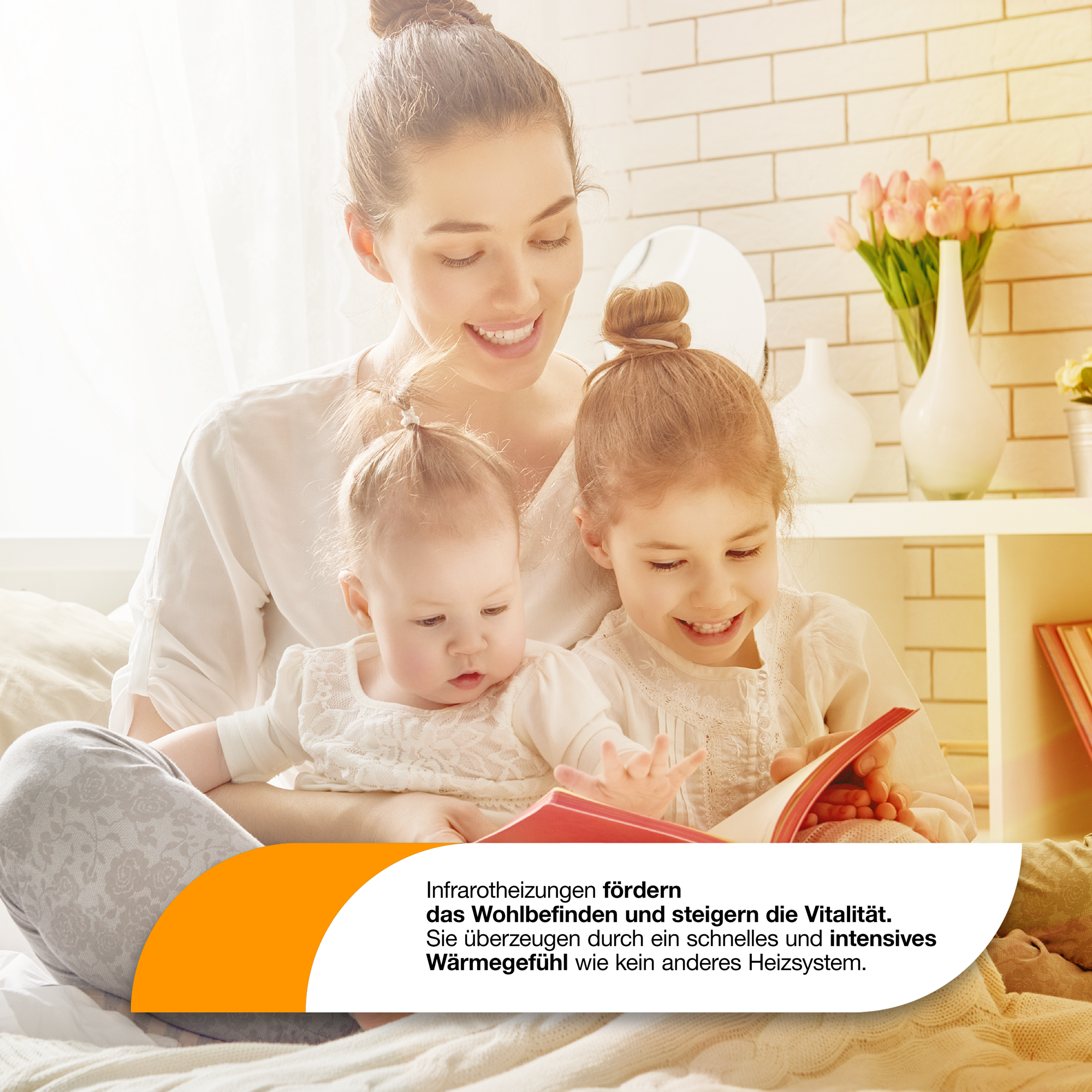Eine Mutter und zwei Kinder lesen ein Buch. Unten ist eine orange-weiße Grafik.