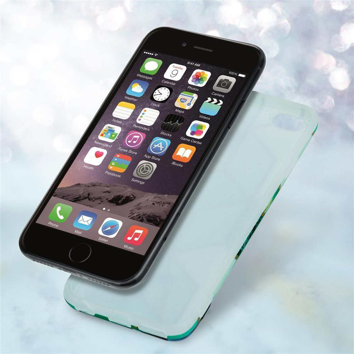 Schwarzes iPhone mit eingeschaltetem Bildschirm und hellblauem Handycase.