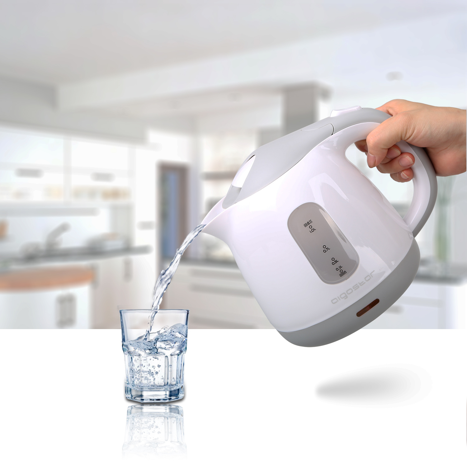 Acqua versata da un bollitore bianco in un bicchiere, sfondo cucina, focus sull'acqua.