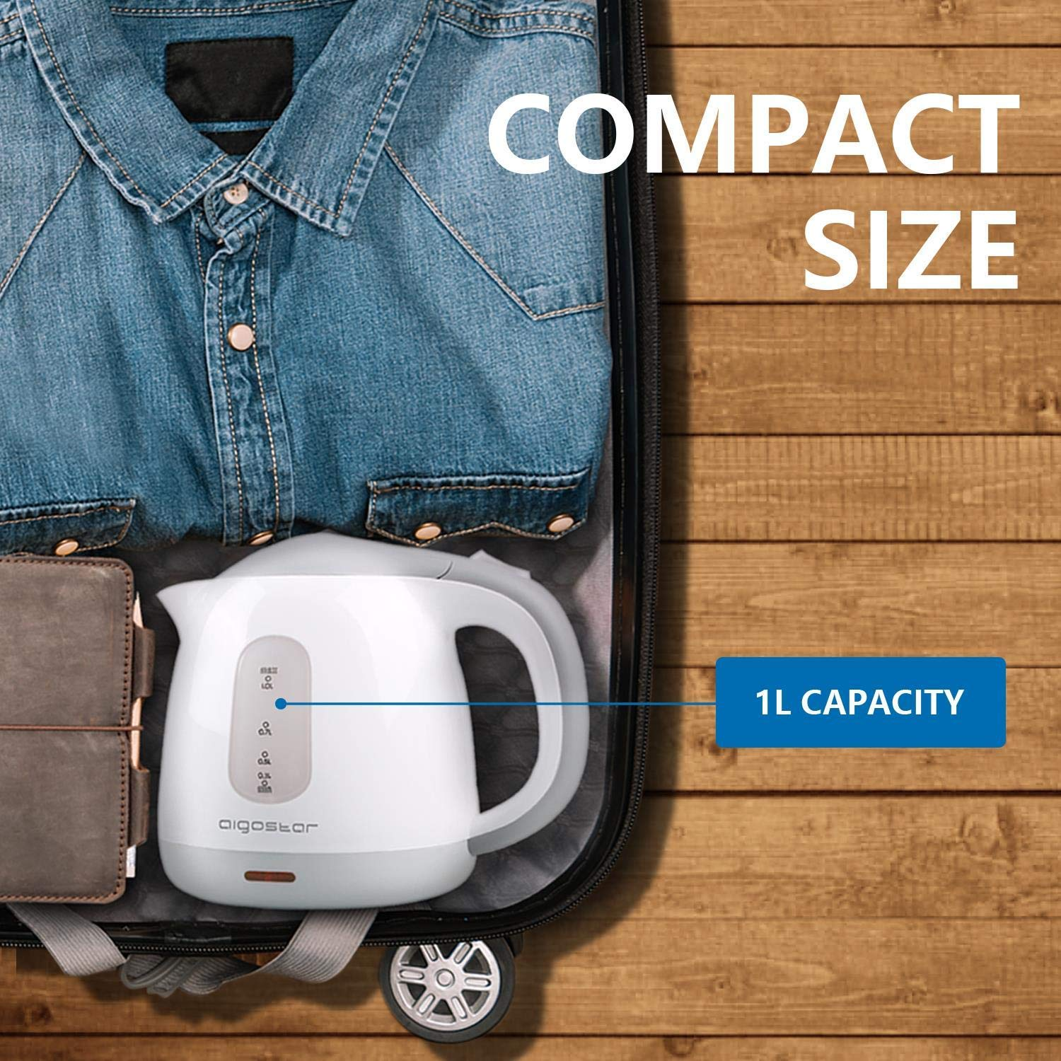 Un bollitore elettrico bianco dentro una valigia con una camicia di jeans e un portafoglio, con testo 'COMPACT SIZE'.