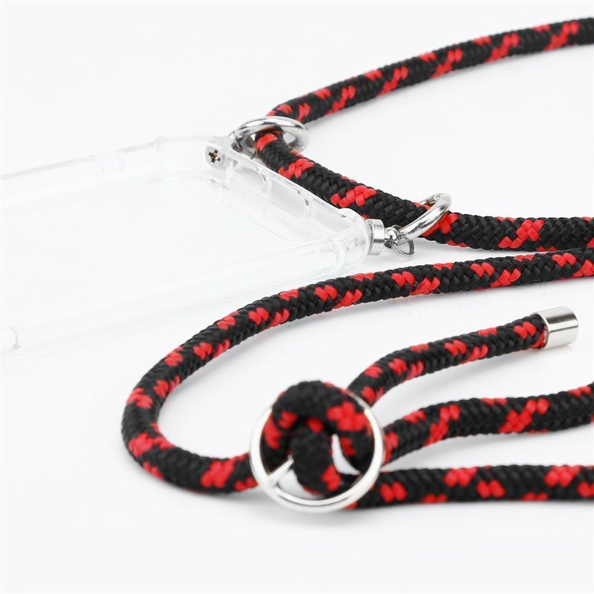Primo piano di una custodia trasparente per telefono con un cinturino intrecciato rosso e nero su sfondo bianco.