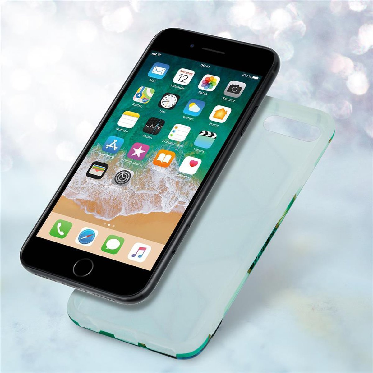 iPhone mit Hülle. Das Telefon zeigt App-Symbole auf hellblauem Hintergrund.