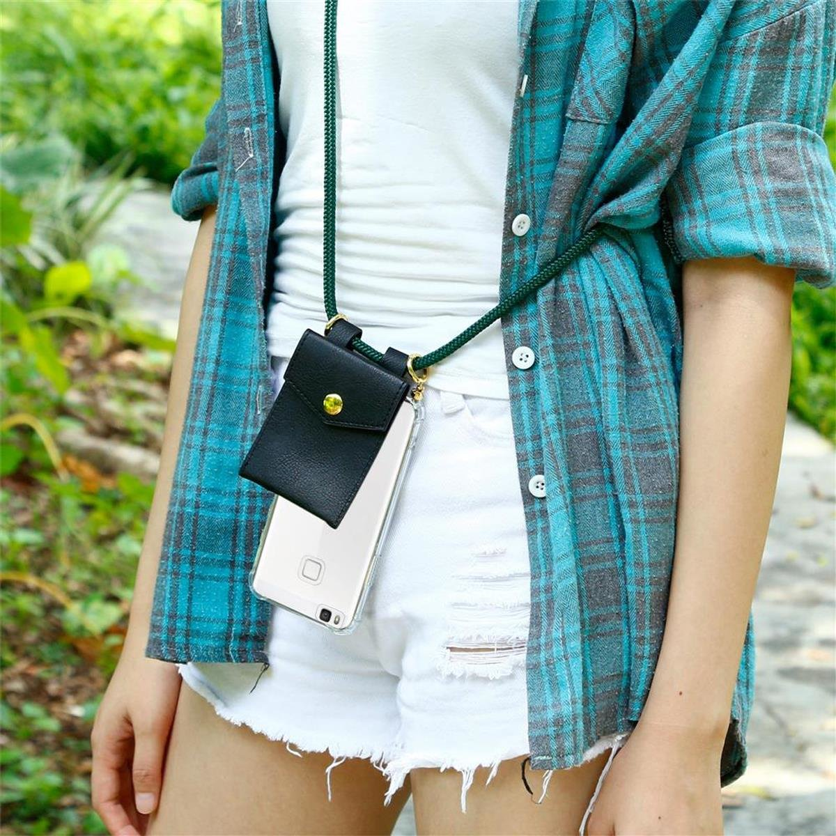 Una persona che indossa una camicia a quadri e pantaloncini ha un telefono in un portafoglio nero.