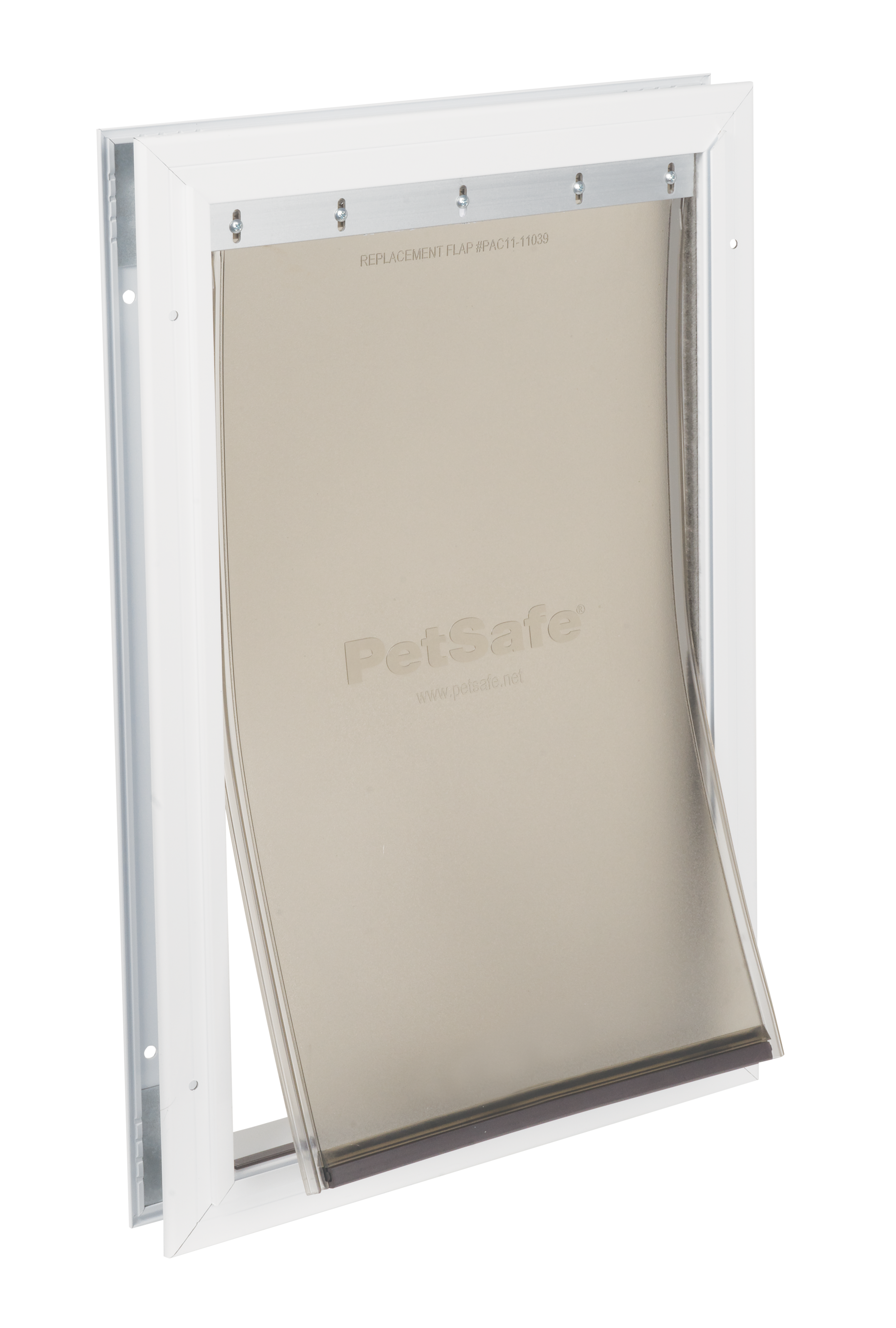 Weiße Haustiertür mit transparenter Klappe und dem 'PetSafe'-Logo, in einem Rahmen montiert.