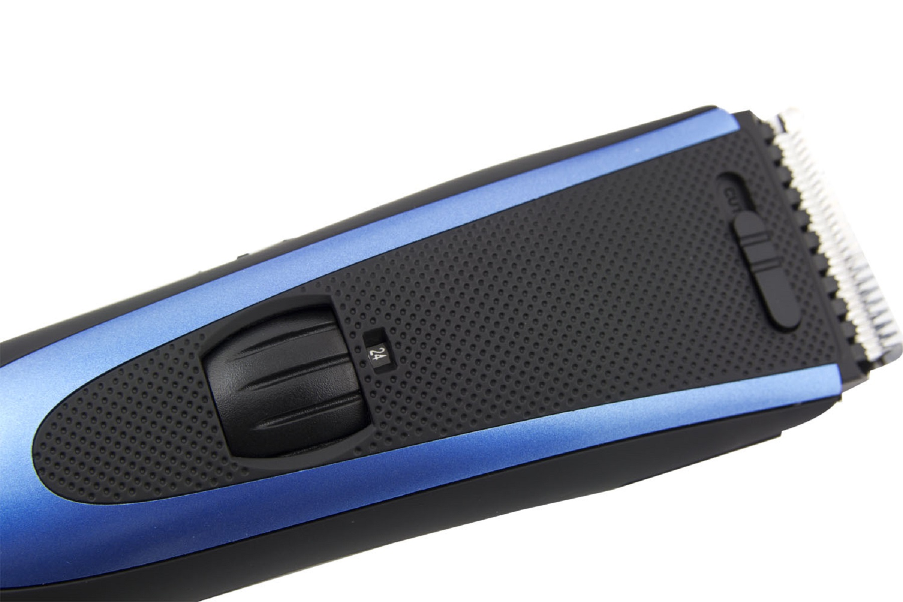 Ein blau-schwarzer Haartrimmer. Er hat ein Zifferblatt mit Zahlen. Der Trimmer ist auf weißem Untergrund.