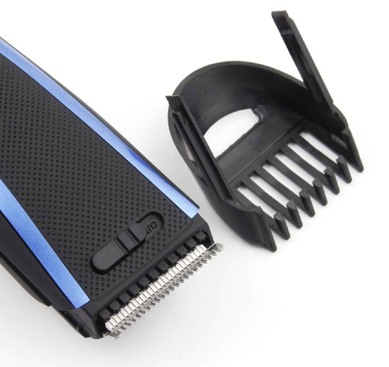 Nahaufnahme eines schwarz-blauen Haarschneiders mit einem Schutzaufsatz daneben.