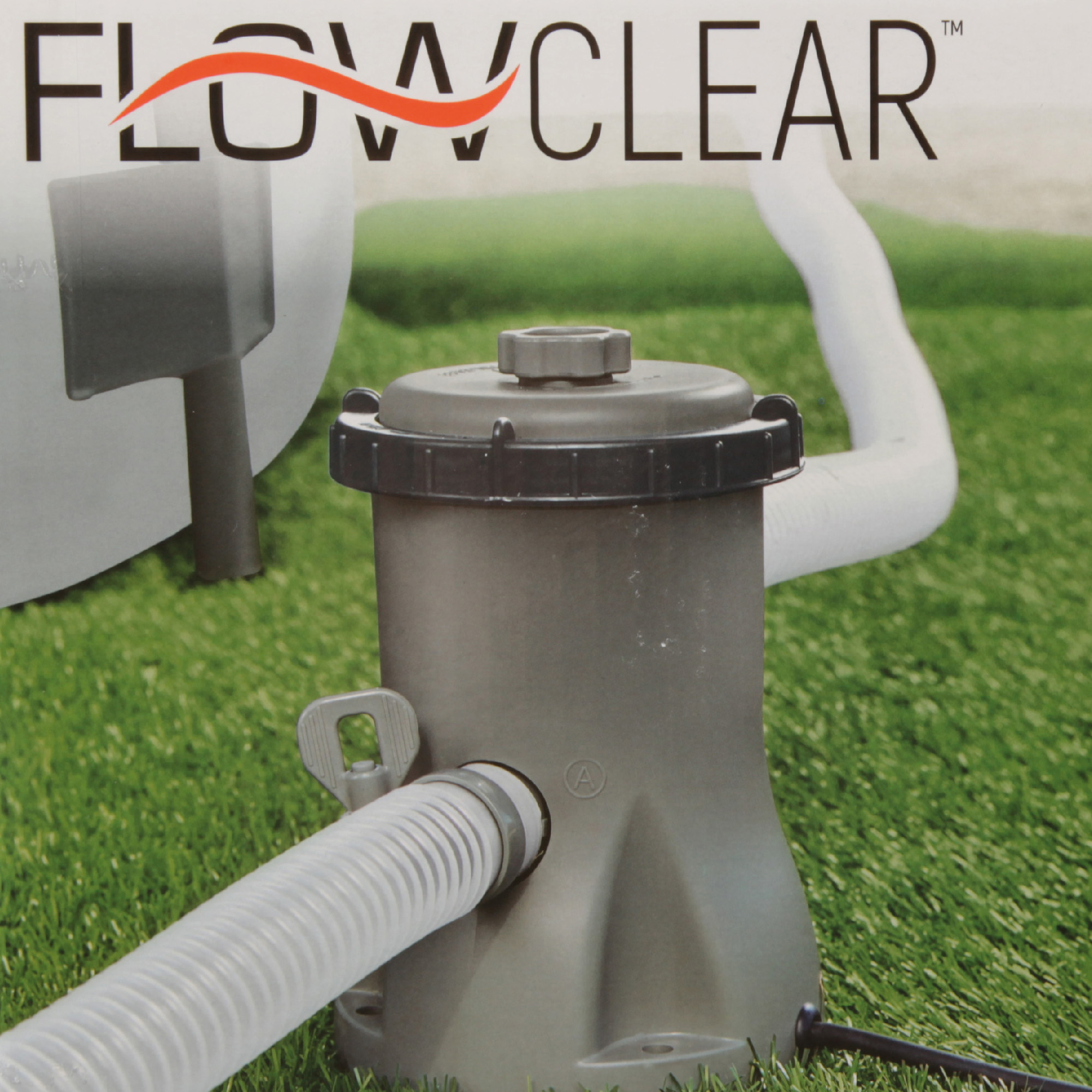 Flowclear-Poolfilter mit weißen Schläuchen auf Gras.