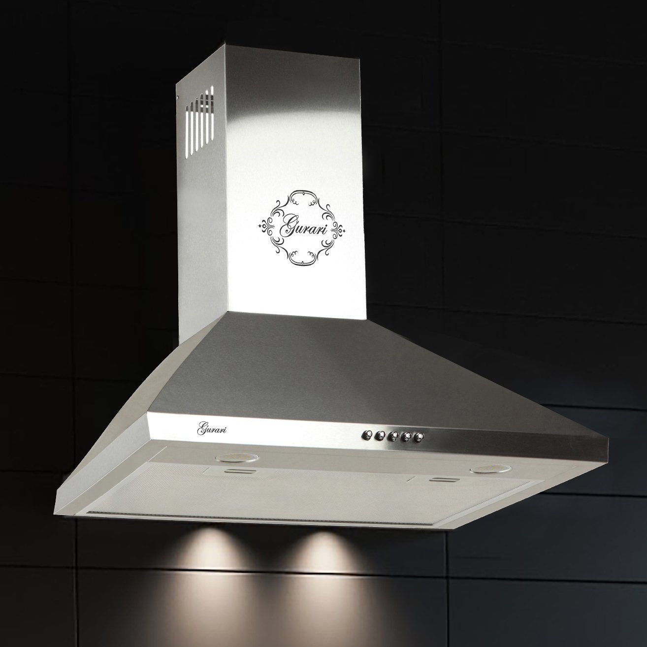 Eine silberne Dunstabzugshaube. Sie hat ein Logo und Lichter. Der Hintergrund ist eine schwarze Fliesenwand.
