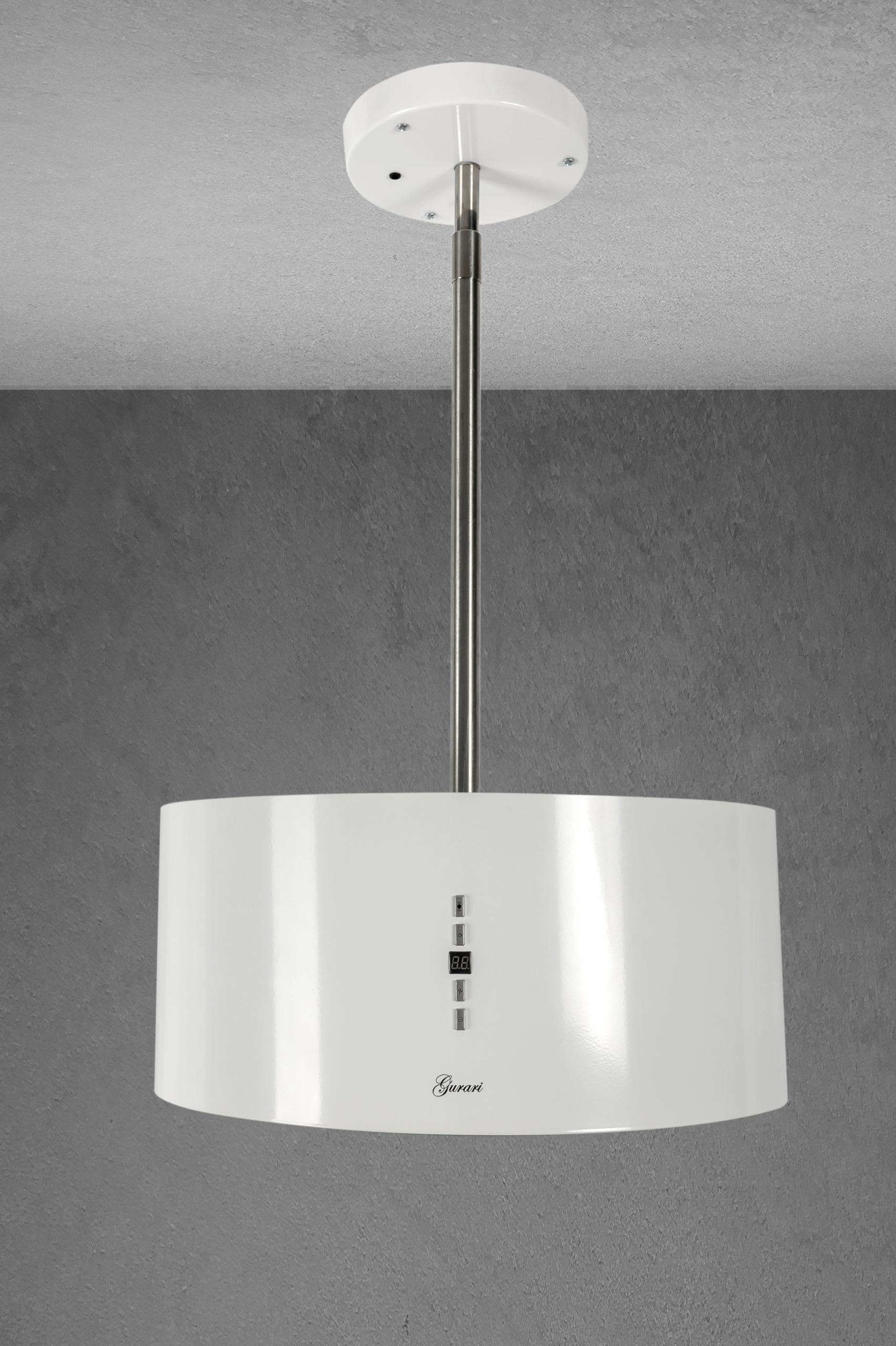 Una lámpara de techo blanca y circular con una varilla metálica. Está montada en una pared gris.