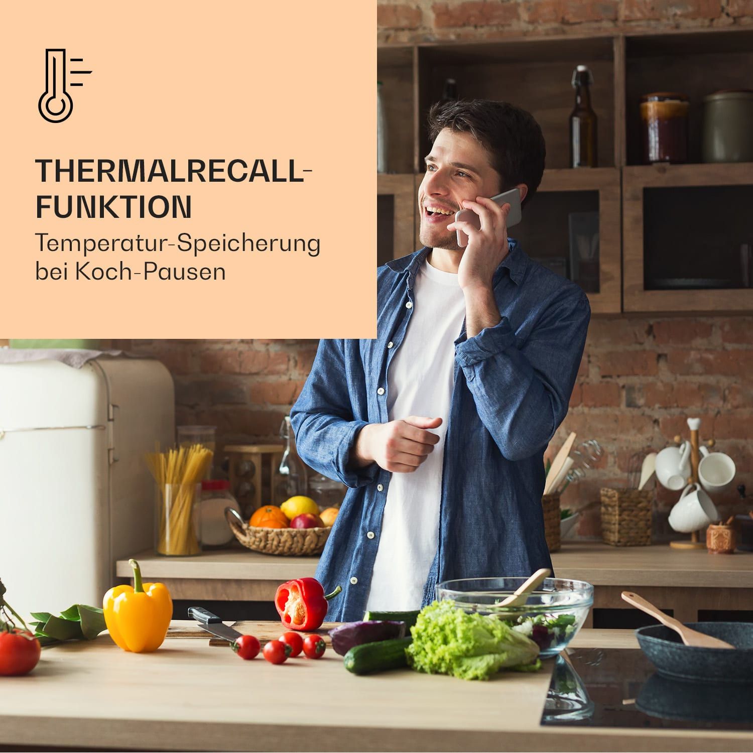 Mann in Küche am Telefon, mit Essen und Gemüse auf der Theke. Text zeigt Thermorückruffunktion an.