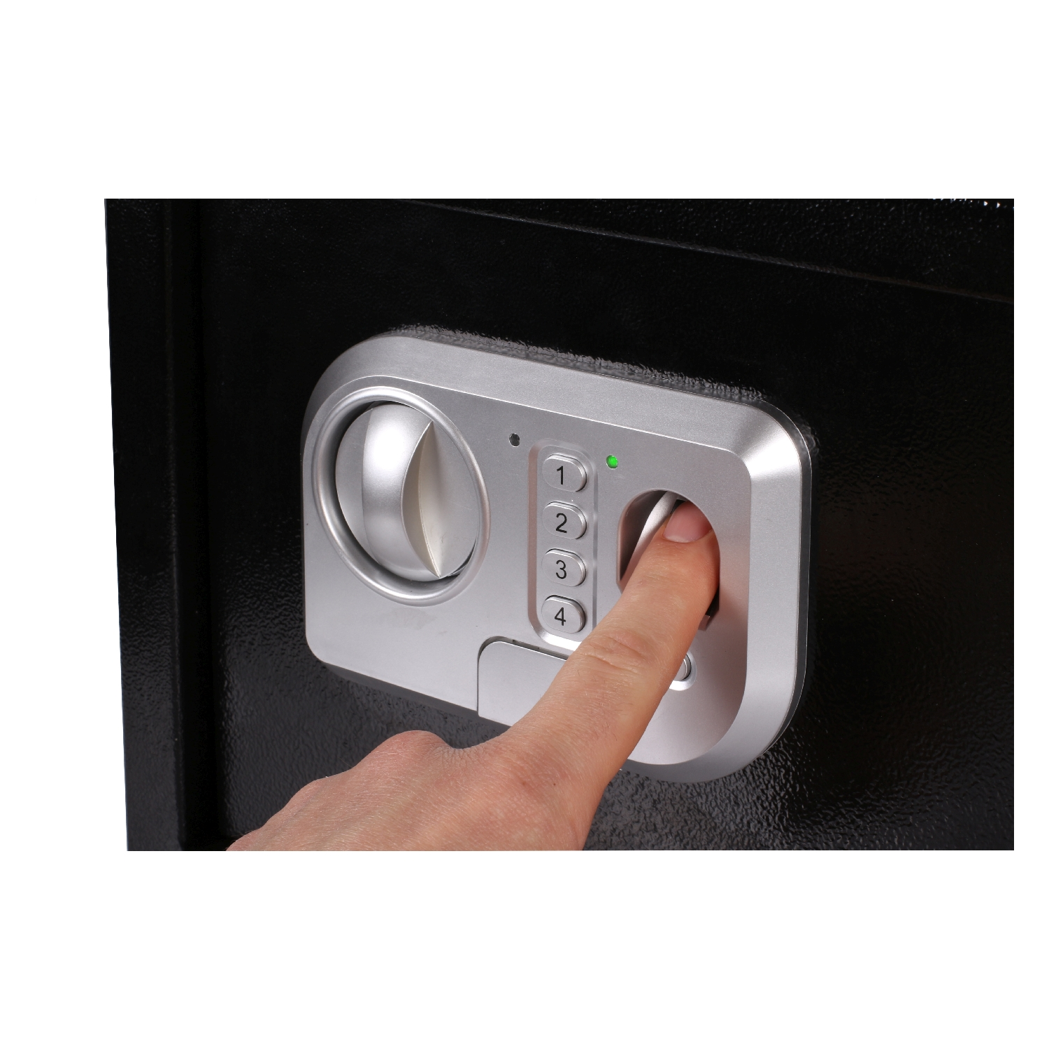 Ein Finger berührt einen Fingerabdruckscanner auf einer schwarzen Tresortafel.