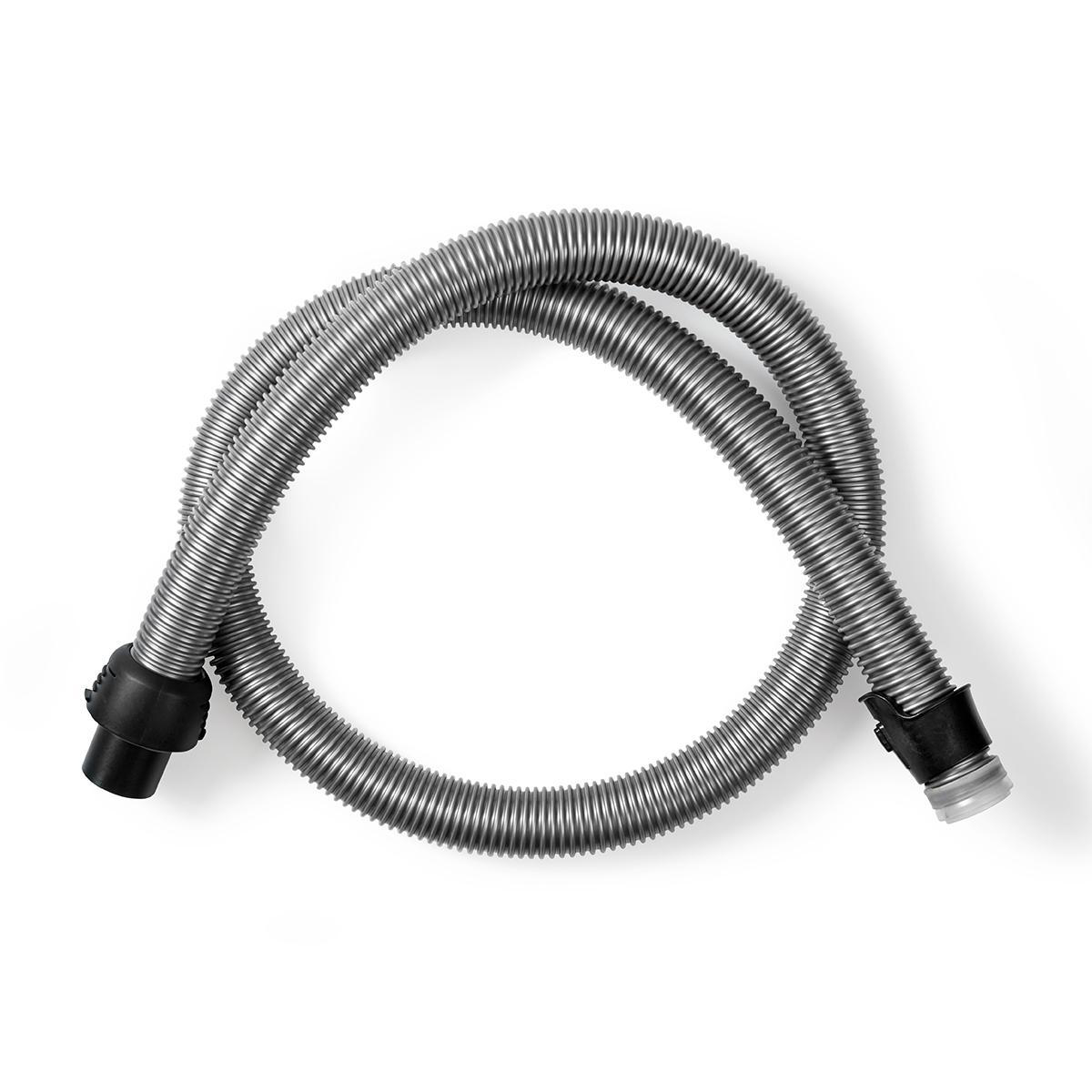 Een zilveren, flexibele slang met zwarte connectoren op een witte achtergrond.