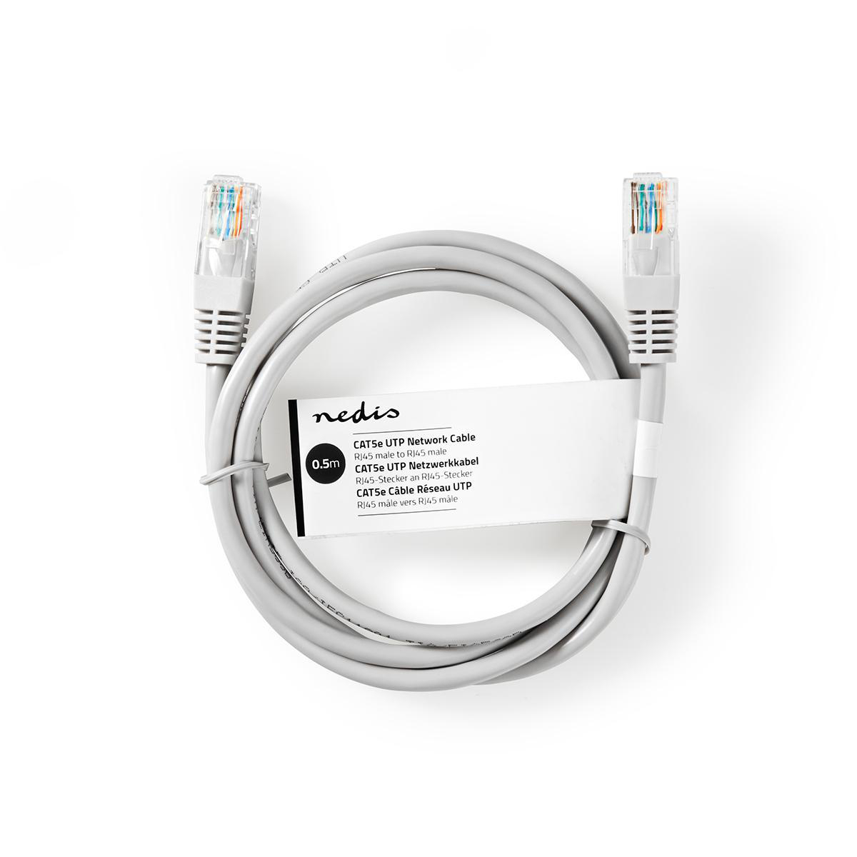 Cable Ethernet gris con conectores en cada extremo. Una etiqueta blanca con texto está adherida al cable.