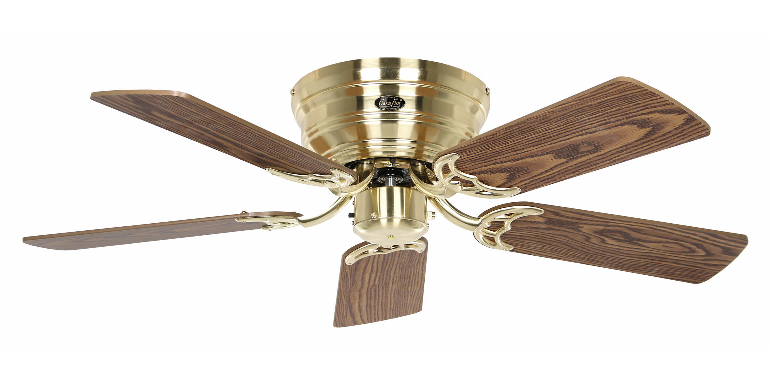 Deckenventilator mit Messing-Finish und Holzflügeln. Fünf Flügel erstrecken sich von einer zentralen Nabe. Weißer Hintergrund.