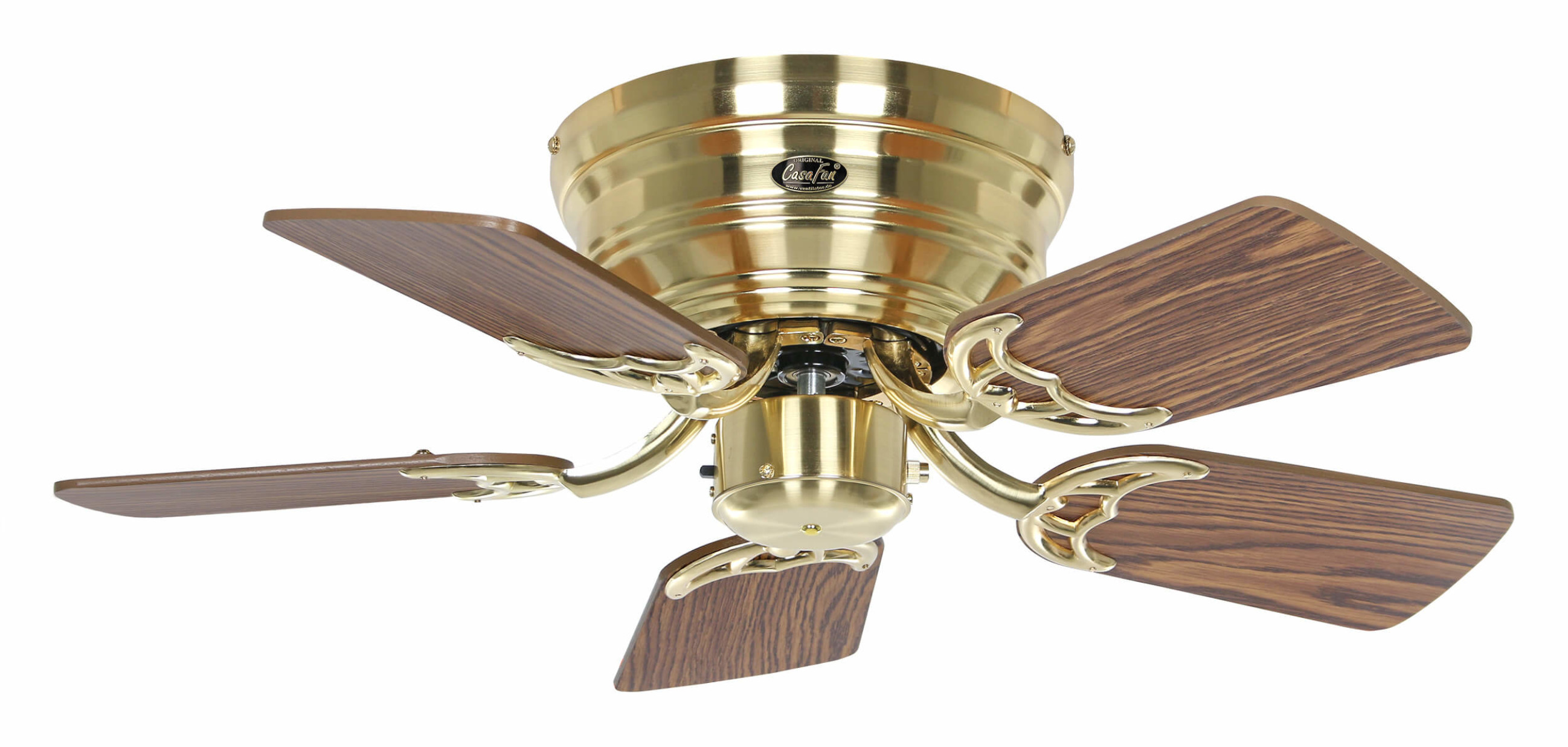 Ventilatore da soffitto con finitura oro e pale in legno, sfondo bianco.