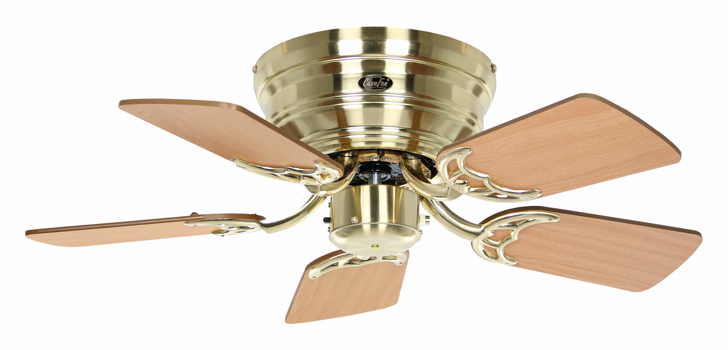 Un ventilatore da soffitto con cinque pale in legno e una base dorata è mostrato su sfondo bianco.