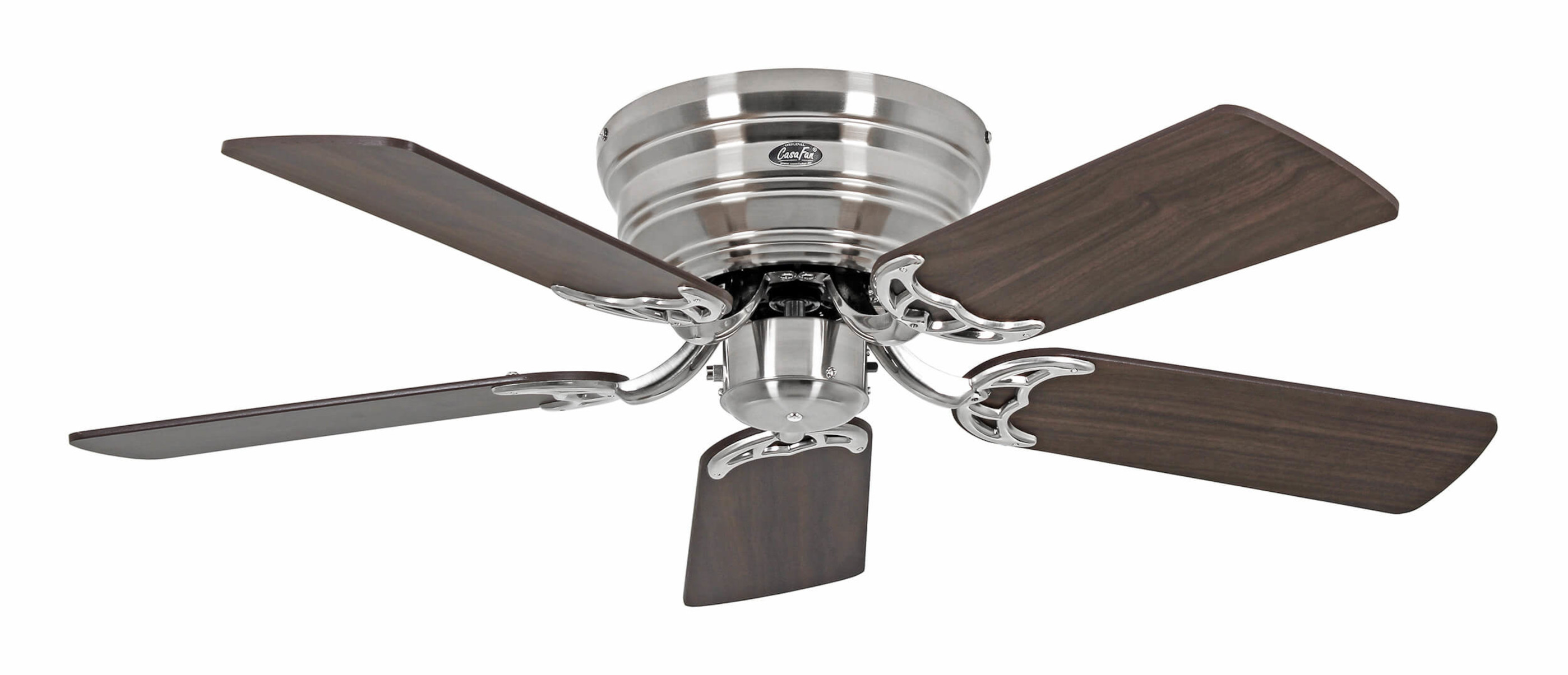 Ein silberner Deckenventilator mit fünf dunkelbraunen Flügeln. Der Ventilator befindet sich auf weißem Hintergrund.