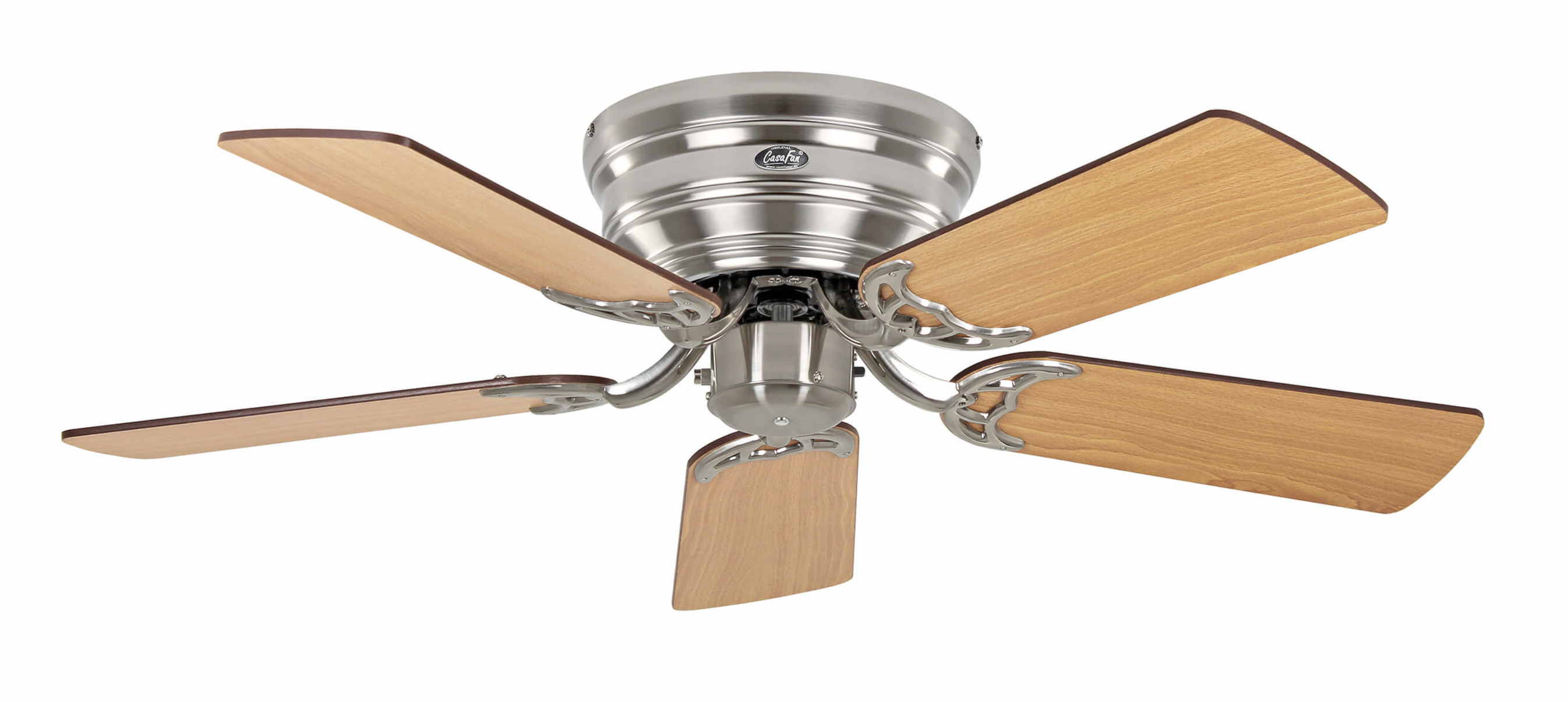 Deckenventilator mit fünf Holzflügeln und Metallgehäuse. Weißer Hintergrund.