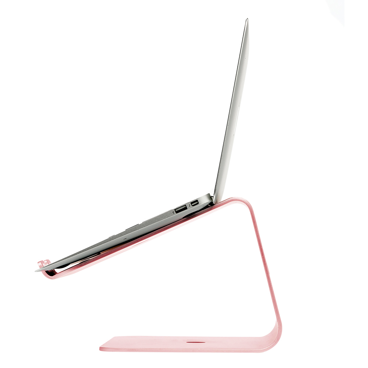Ein rosa Laptopständer, der einen silbernen Laptop in einem Winkel vor weißem Hintergrund hält.