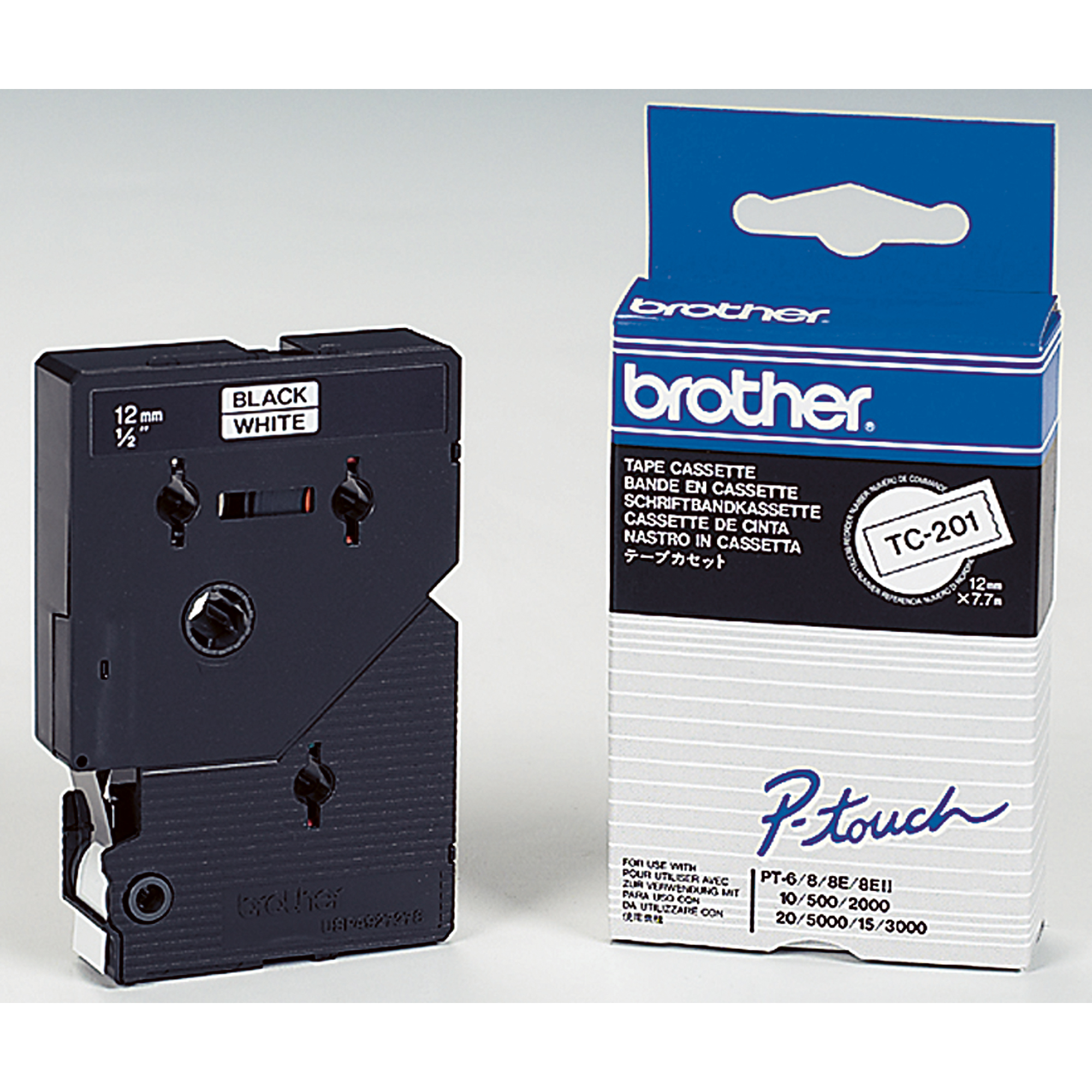 Schwarze und weiße Brother-Tapes und -Box. Die Box ist blau und weiß.