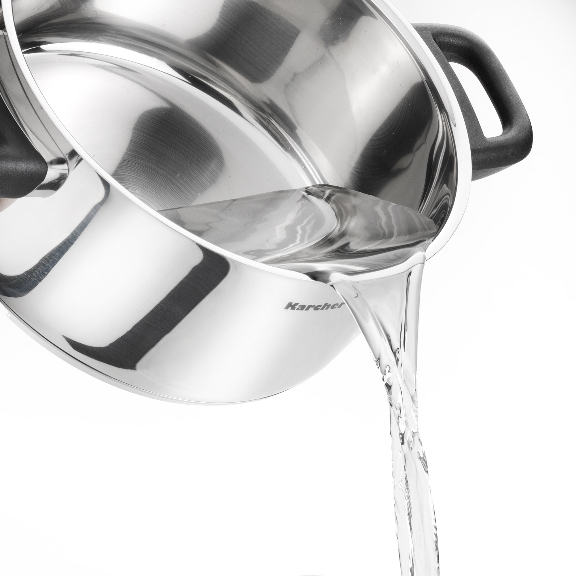 Ein Edelstahl-Topf gießt Wasser. Der Wasserstrahl ist klar und fließt.