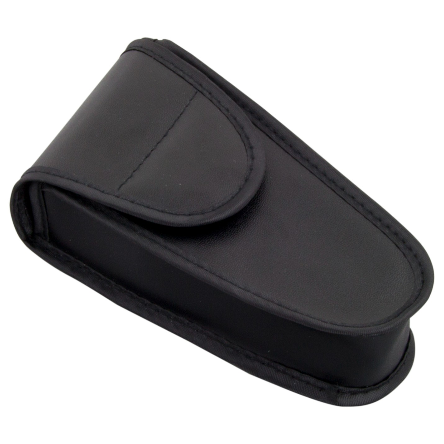 Czarny, trójkątny, skórzany futerał z zakrzywionym wierzchem. Futerał jest zamknięty.