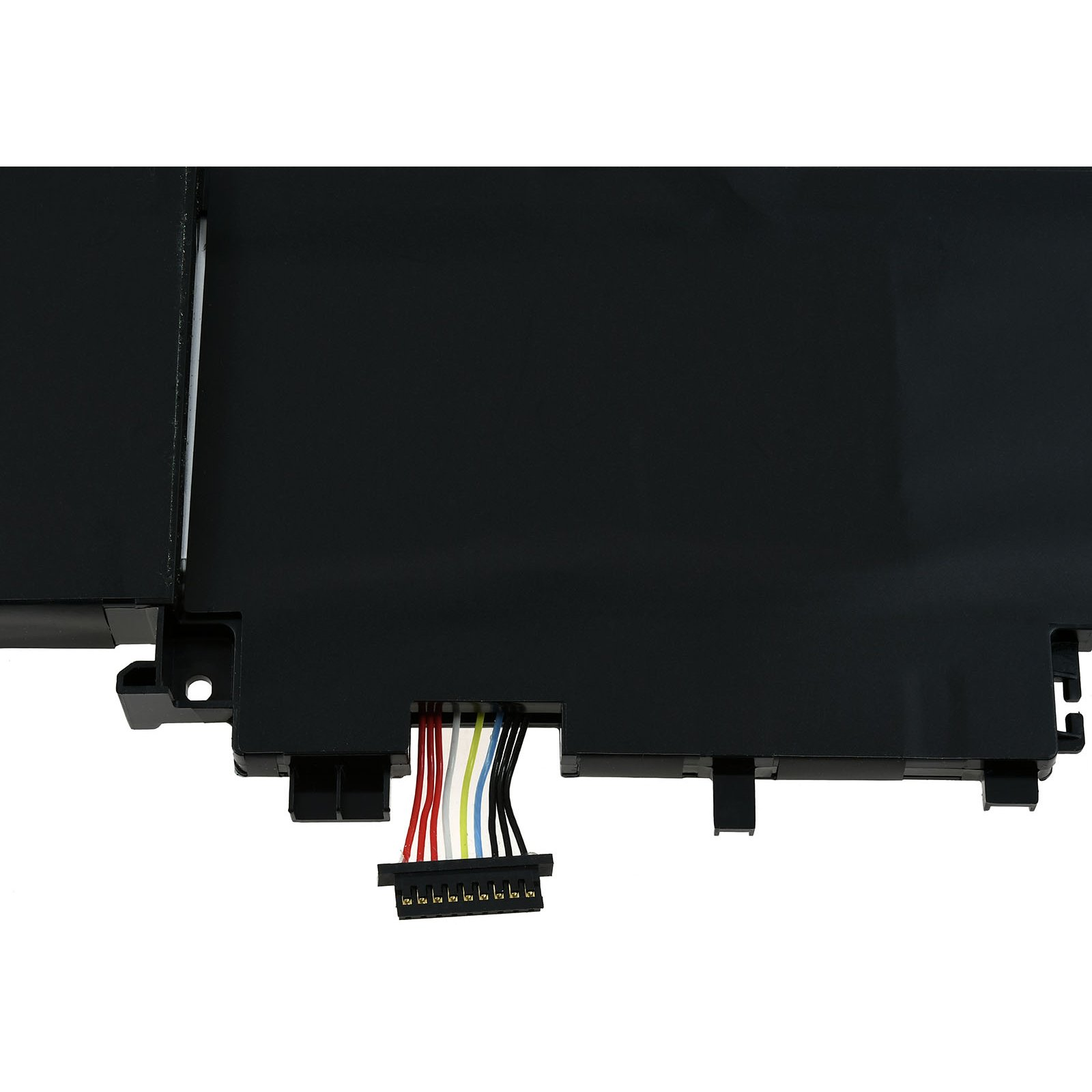 Primer plano de una batería negra de portátil con cables coloridos.