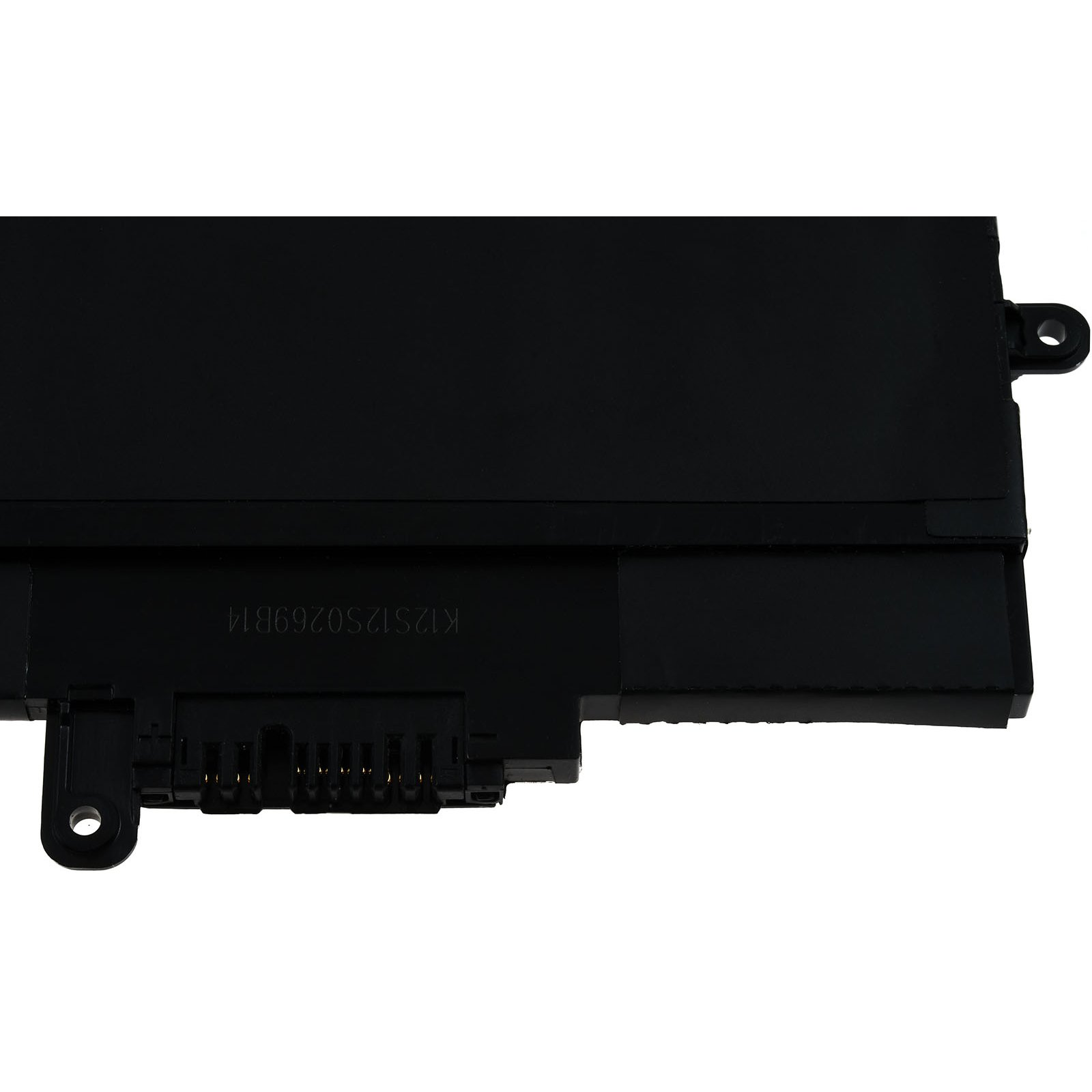 Schwarzer Laptop-Akku mit Stecker und Aufschrift K12S1250269B14. Weißer Hintergrund.