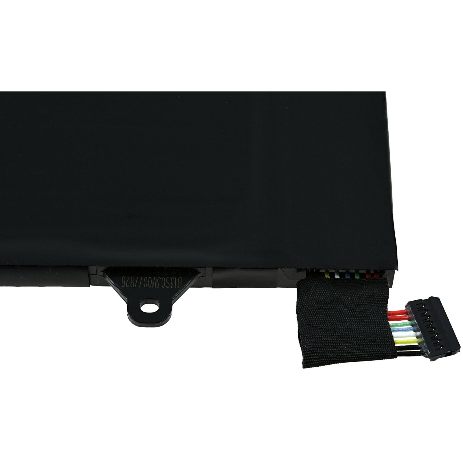Schwarzer Laptop-Akku mit Anschluss. Etikett: B1350M0017/B26. Weißer Hintergrund.