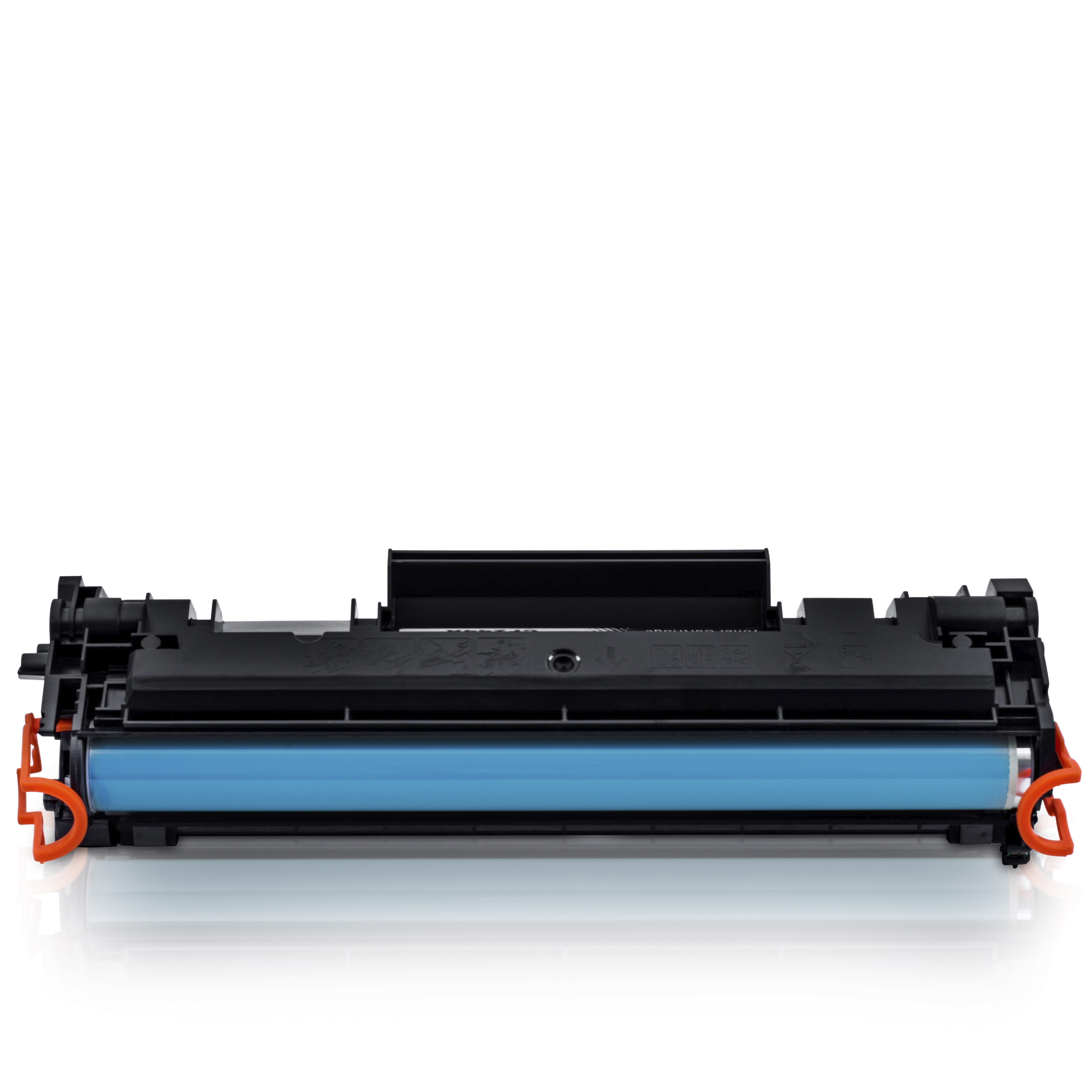 Eine cyan- und schwarze Tonerkartusche mit orangefarbenen Laschen, isoliert auf Weiß.