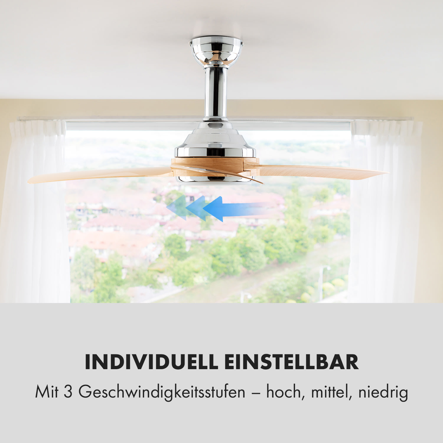 Ventilatore a soffitto con pale in legno. Il ventilatore è argentato e le pale girano. Le frecce indicano la direzione.