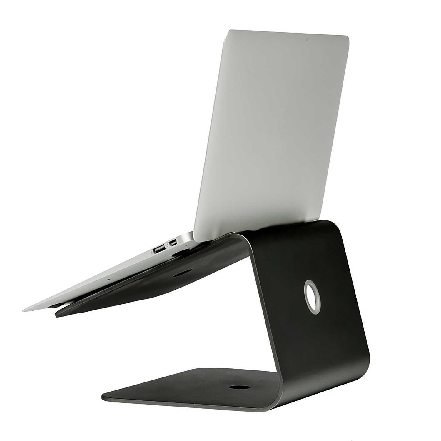 Schwarzer Laptopständer, der einen silbernen Laptop vor weißem Hintergrund hält.