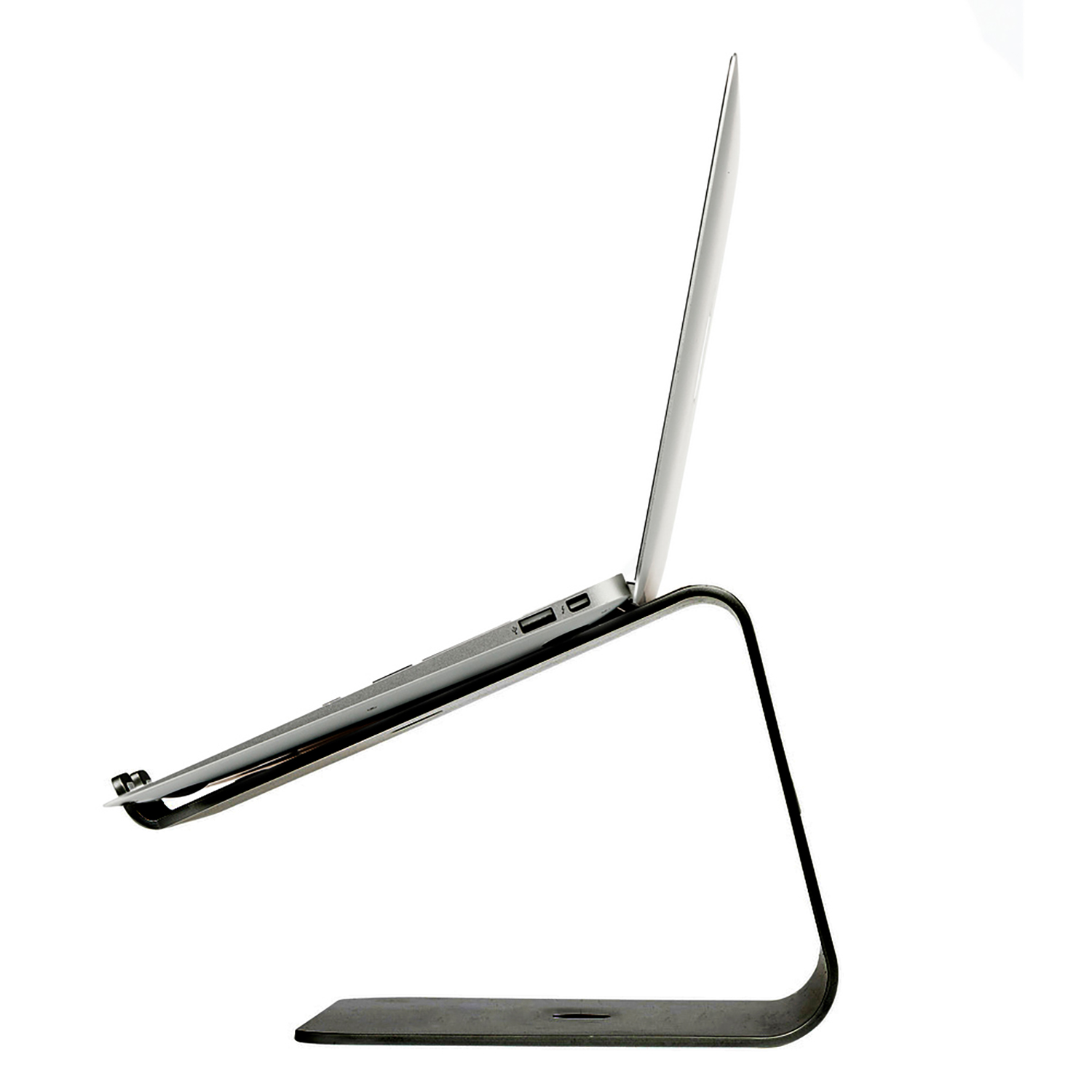 Laptop auf einem schlanken, gebogenen Metallständer. Der Laptop ist silberfarben, der Ständer schwarz.