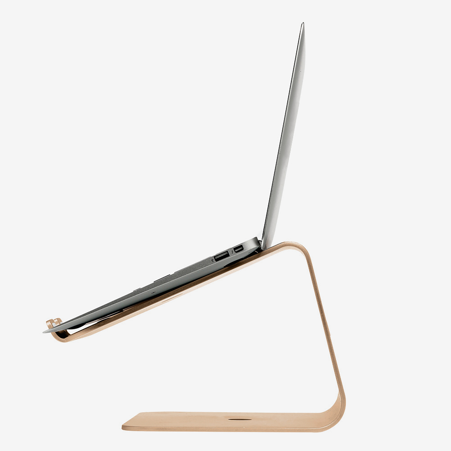 Silberner Laptop auf einem Holzständer. Der Laptop ist in einem Winkel geöffnet.