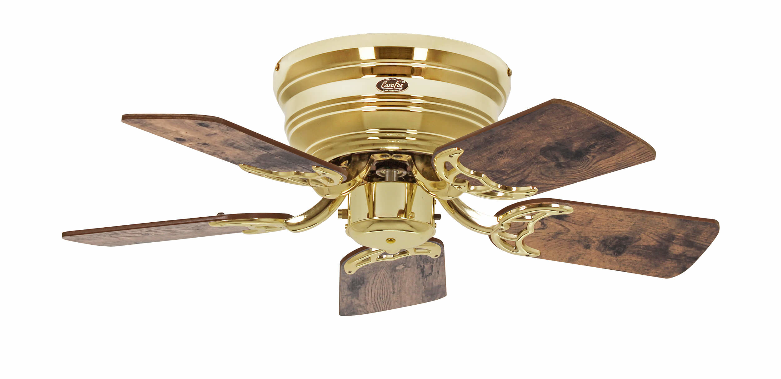 Deckenventilator mit Messing-Finish, Holz-Look-Blätter. An weißer Decke montiert.