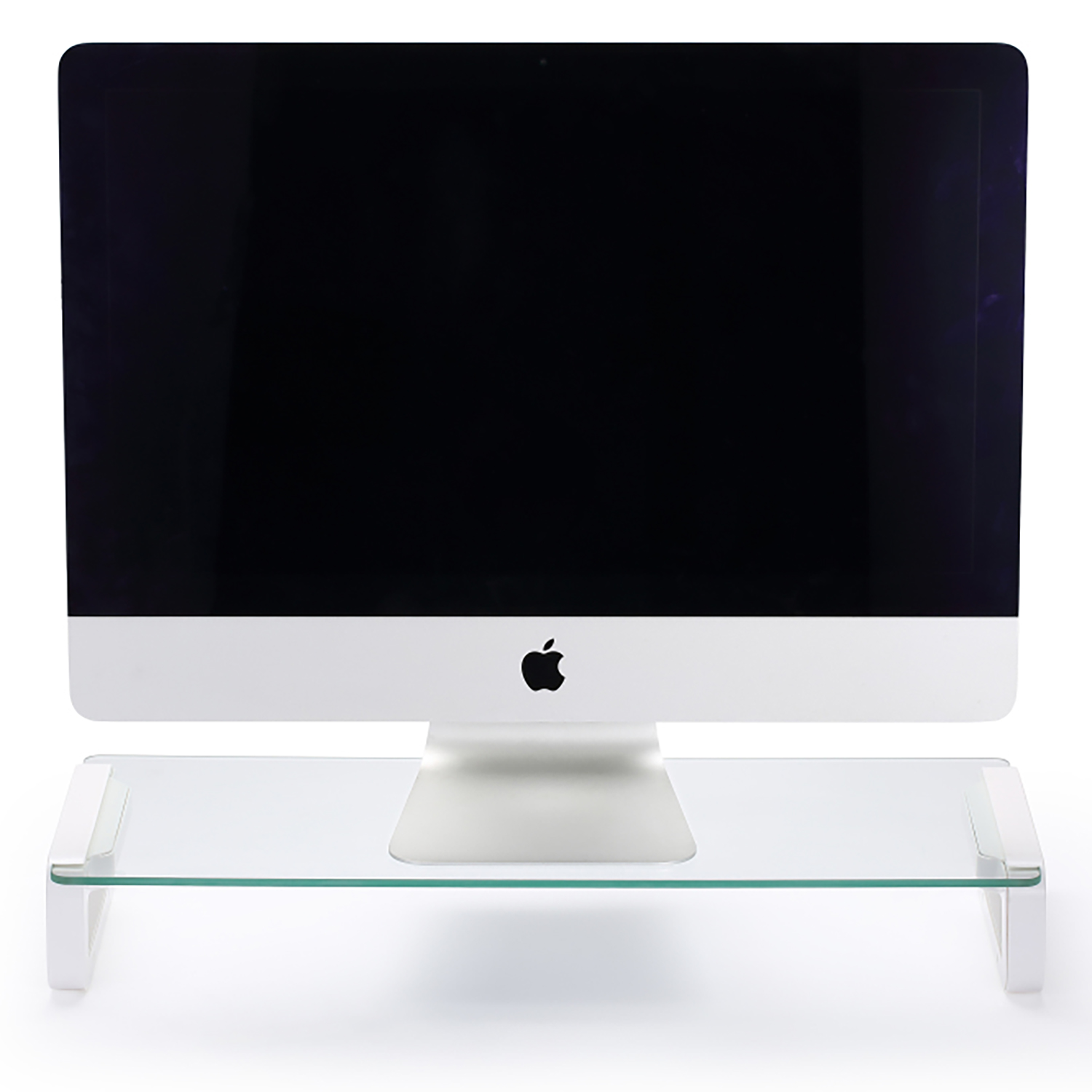 Ein silberner Apple-Monitor auf einem klaren Glasständer, vor weißem Hintergrund. Apple-Logo ist sichtbar.