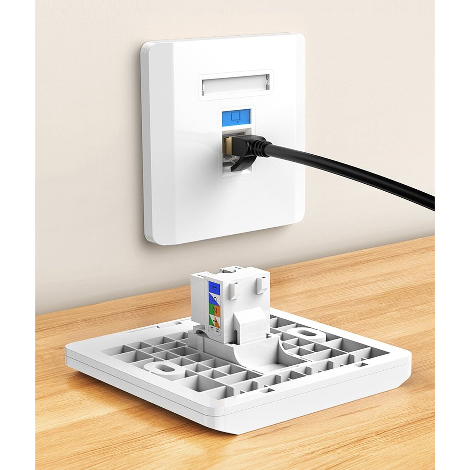 Weiße Wandsteckdose mit eingestecktem Ethernet-Kabel, mit passendem Sockel darunter.