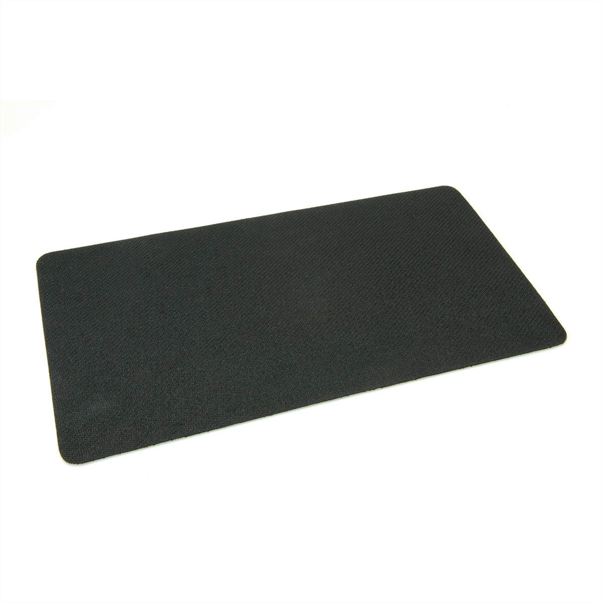 Un tapis de souris noir, rectangulaire, placé sur une surface blanche, légèrement incliné.