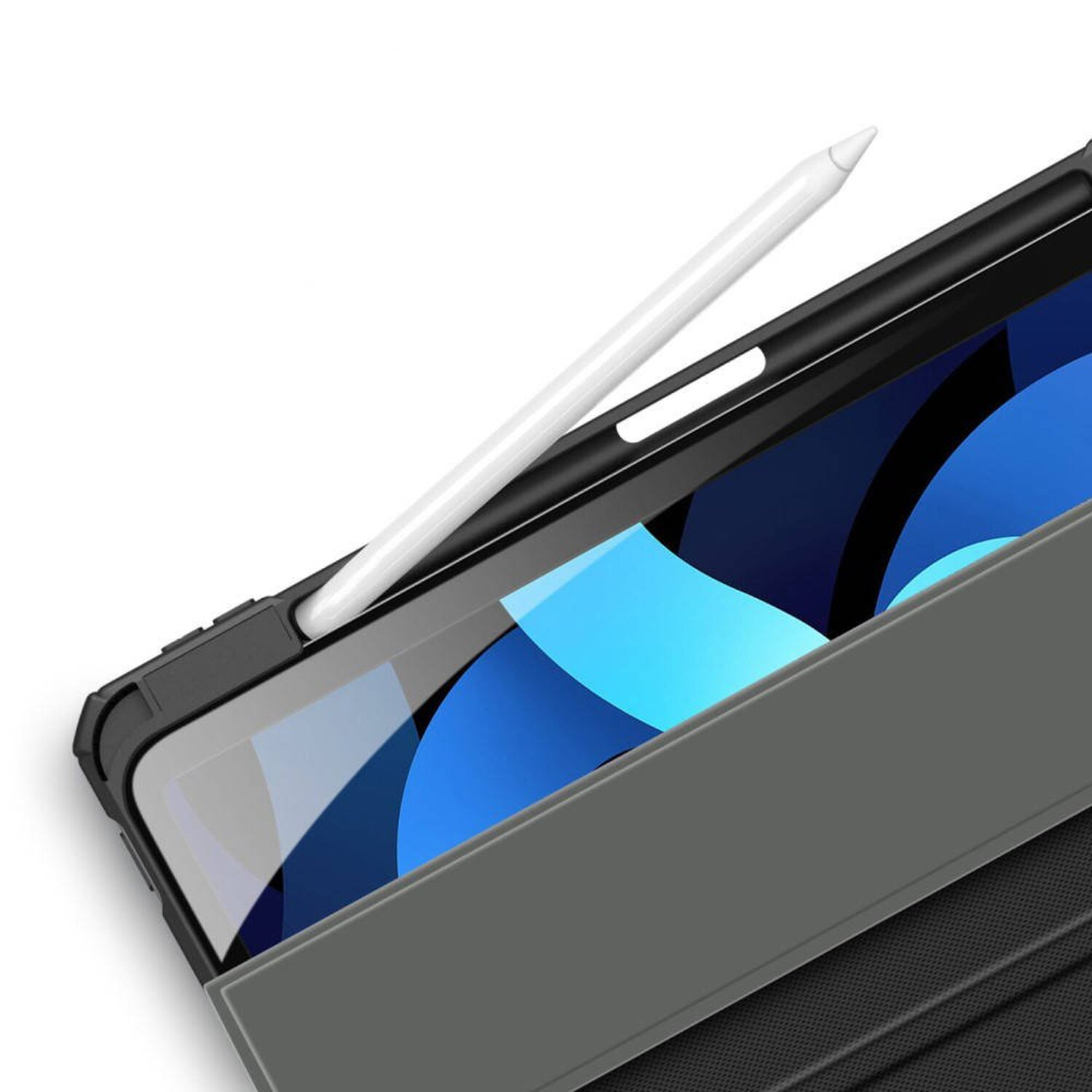 Ein iPad mit Stift. Das Tablet befindet sich teilweise in einem dunkelgrauen Gehäuse. Weißer Hintergrund.