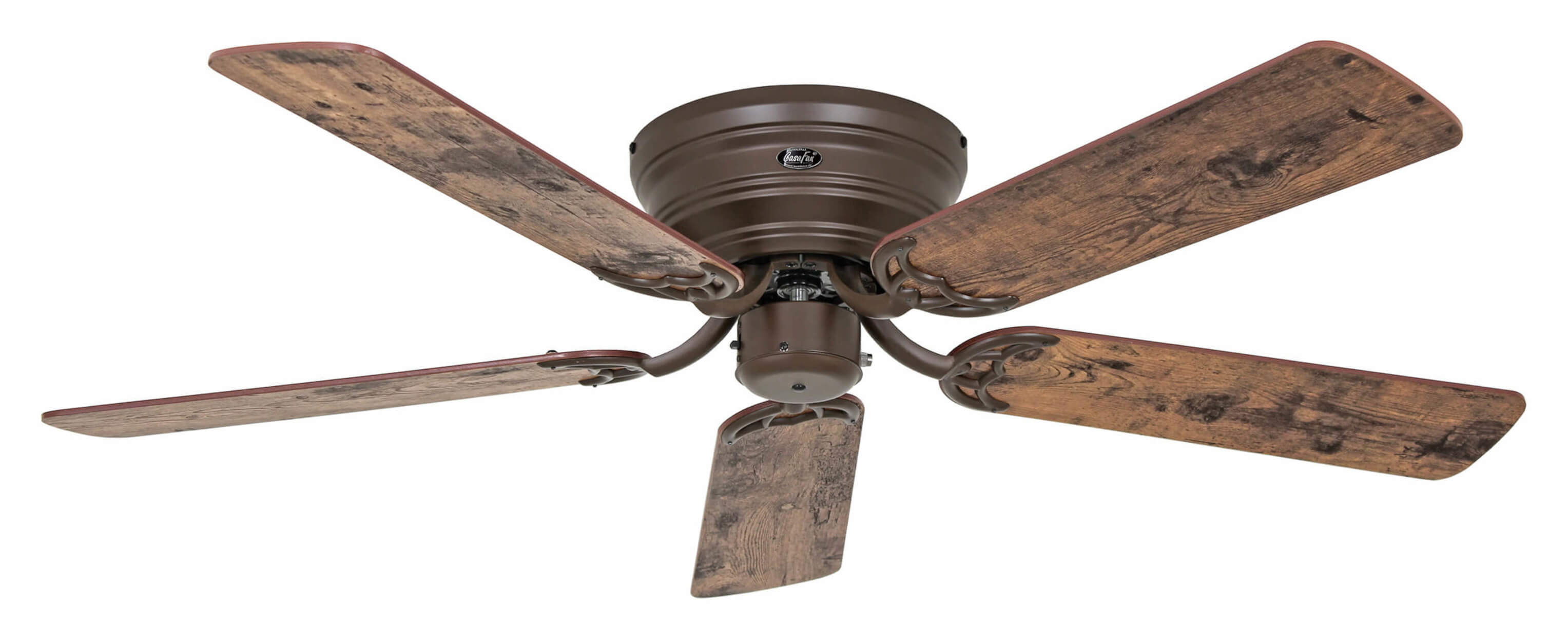 Ventilatore da soffitto marrone con cinque pale in legno su bianco.