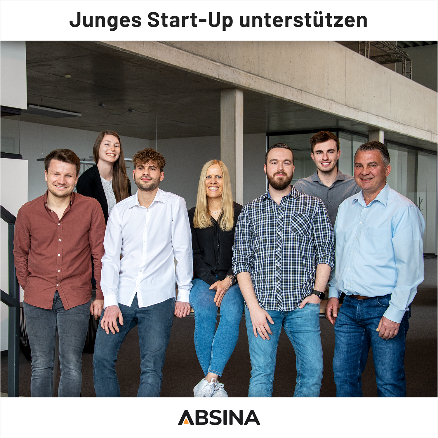 Sieben Personen in einem modernen Büro, Text 'Junges Start-Up unterstützen'.