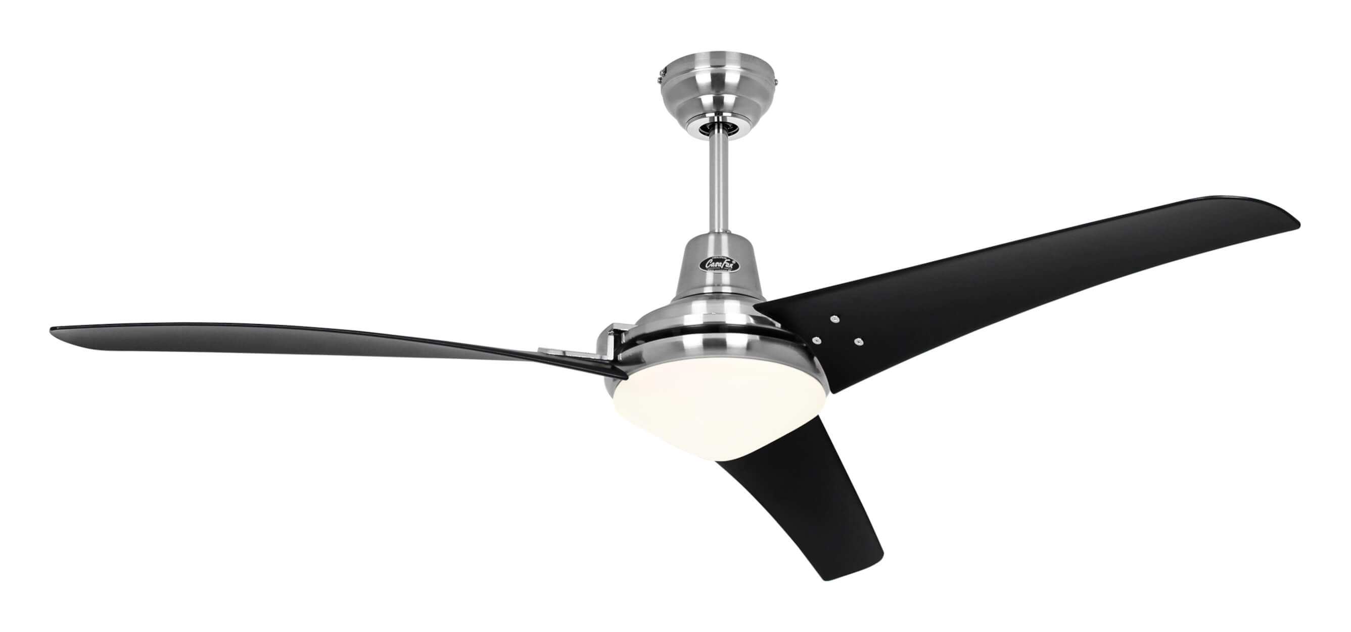 Un ventilatore da soffitto con tre pale nere, un alloggiamento motore cromato e una luce.