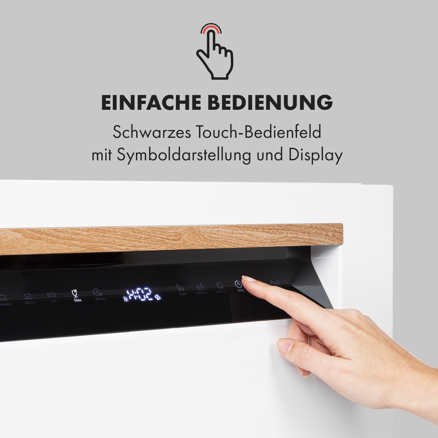 Geschirrspüler mit einer Hand, die das Bedienfeld berührt.
