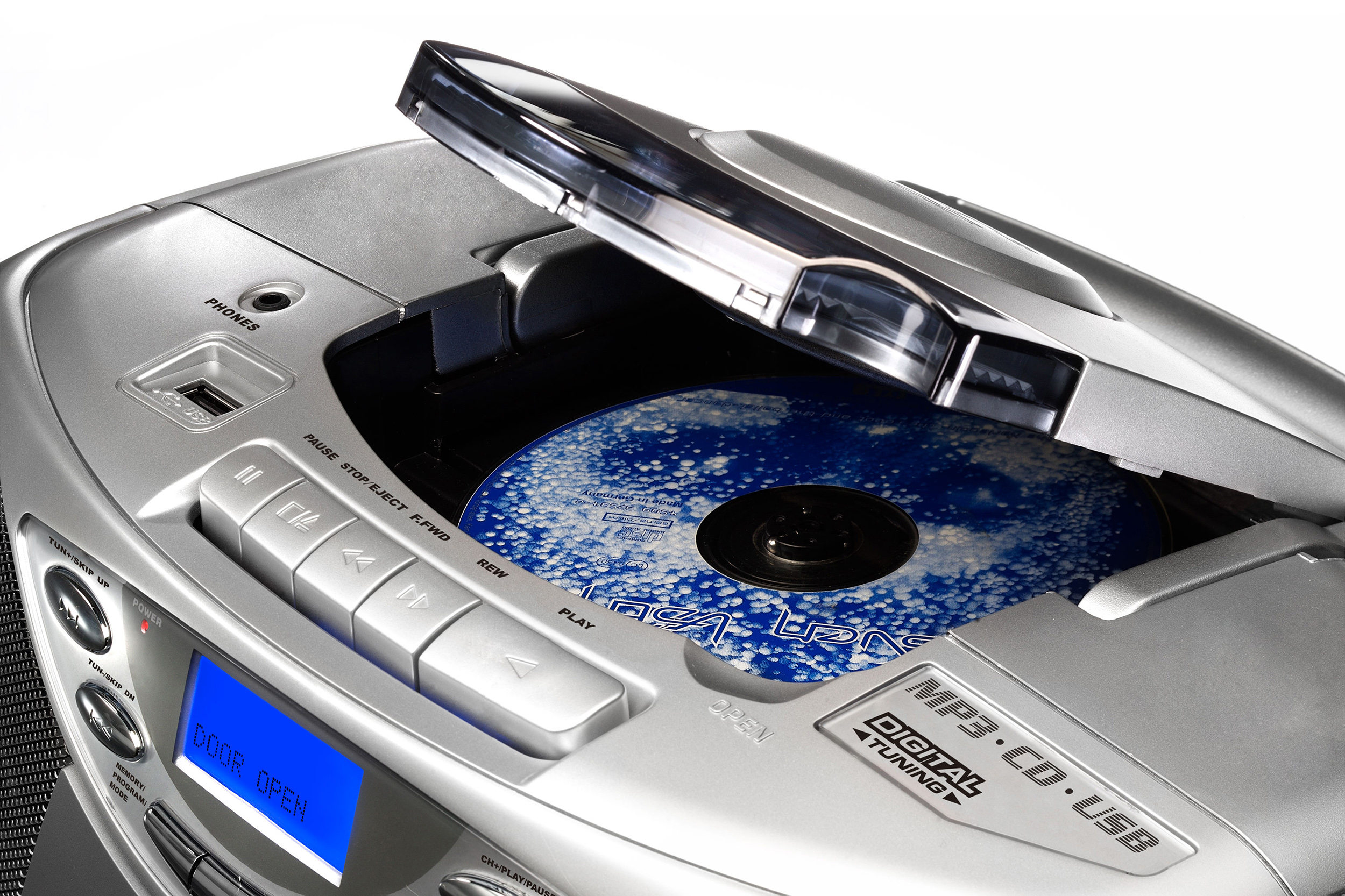 Silberner CD-Player offen mit einer blauen CD. Knöpfe und ein Bildschirm sind sichtbar. Weißer Hintergrund.